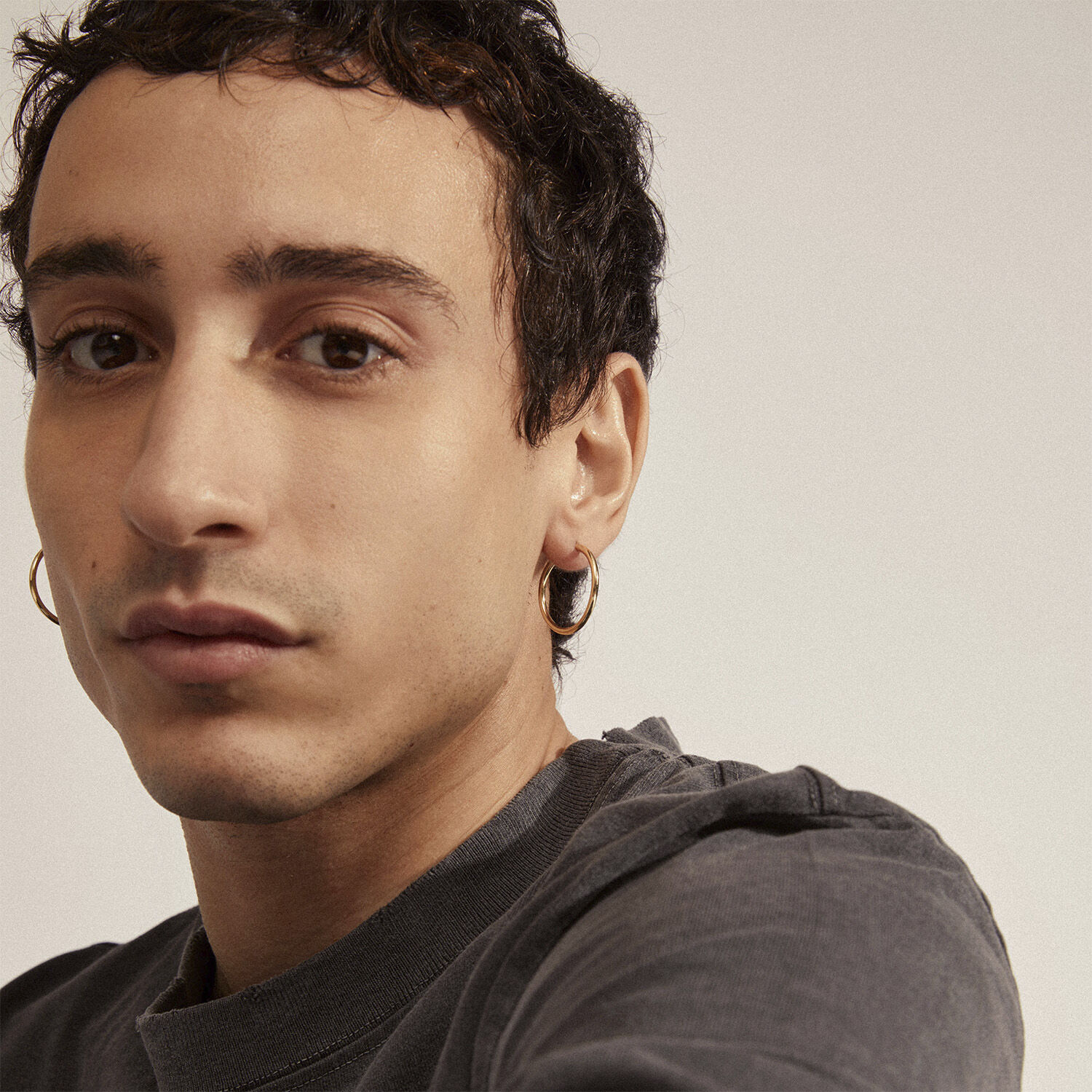 APRIL recycled sm&aring; hoop &oslash;reringe guldbelagt