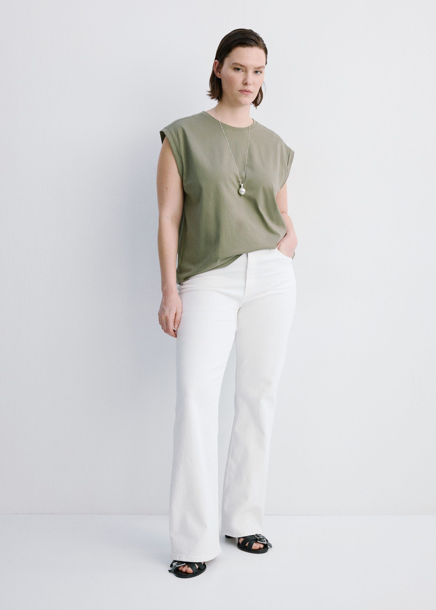 Short-sleeved t-shirt with shoulder
