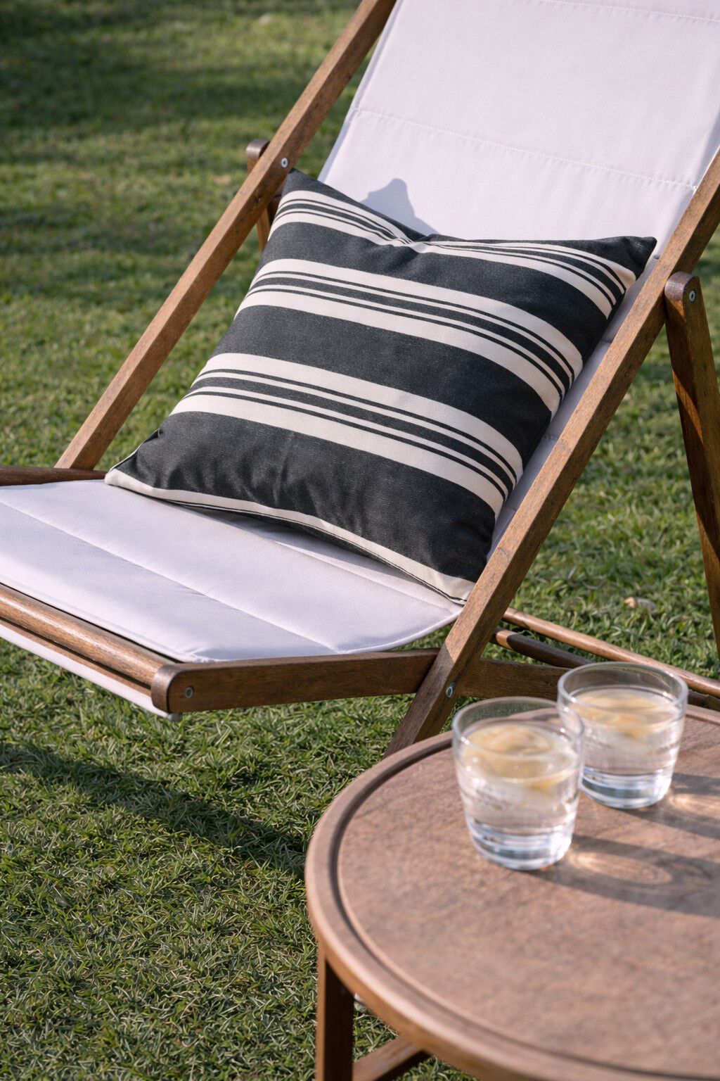 Fossflakes utomhuskudde 50x50 cm. M&ouml;rkbl&aring; randig