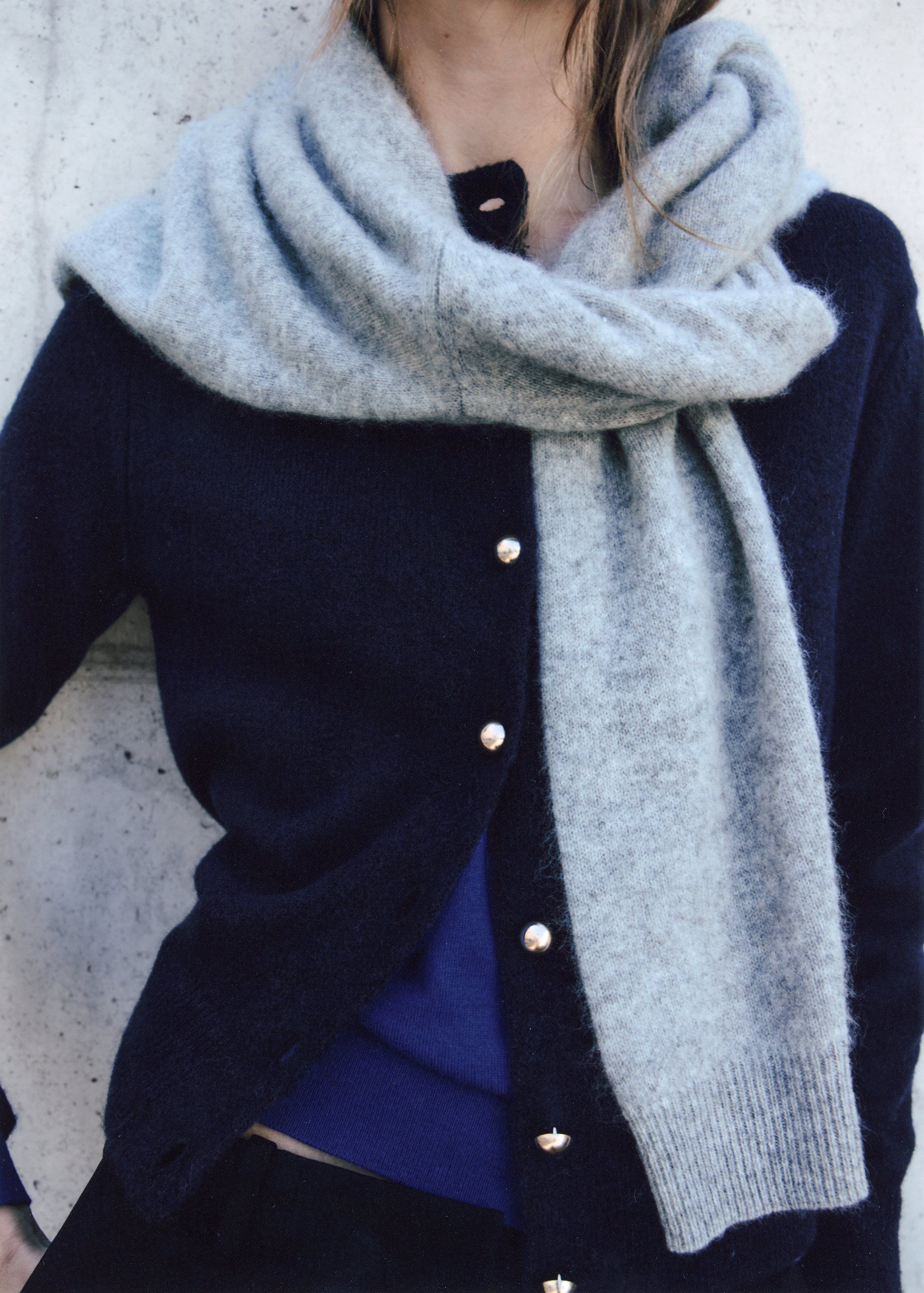 Knitted cardigan with metallic butt