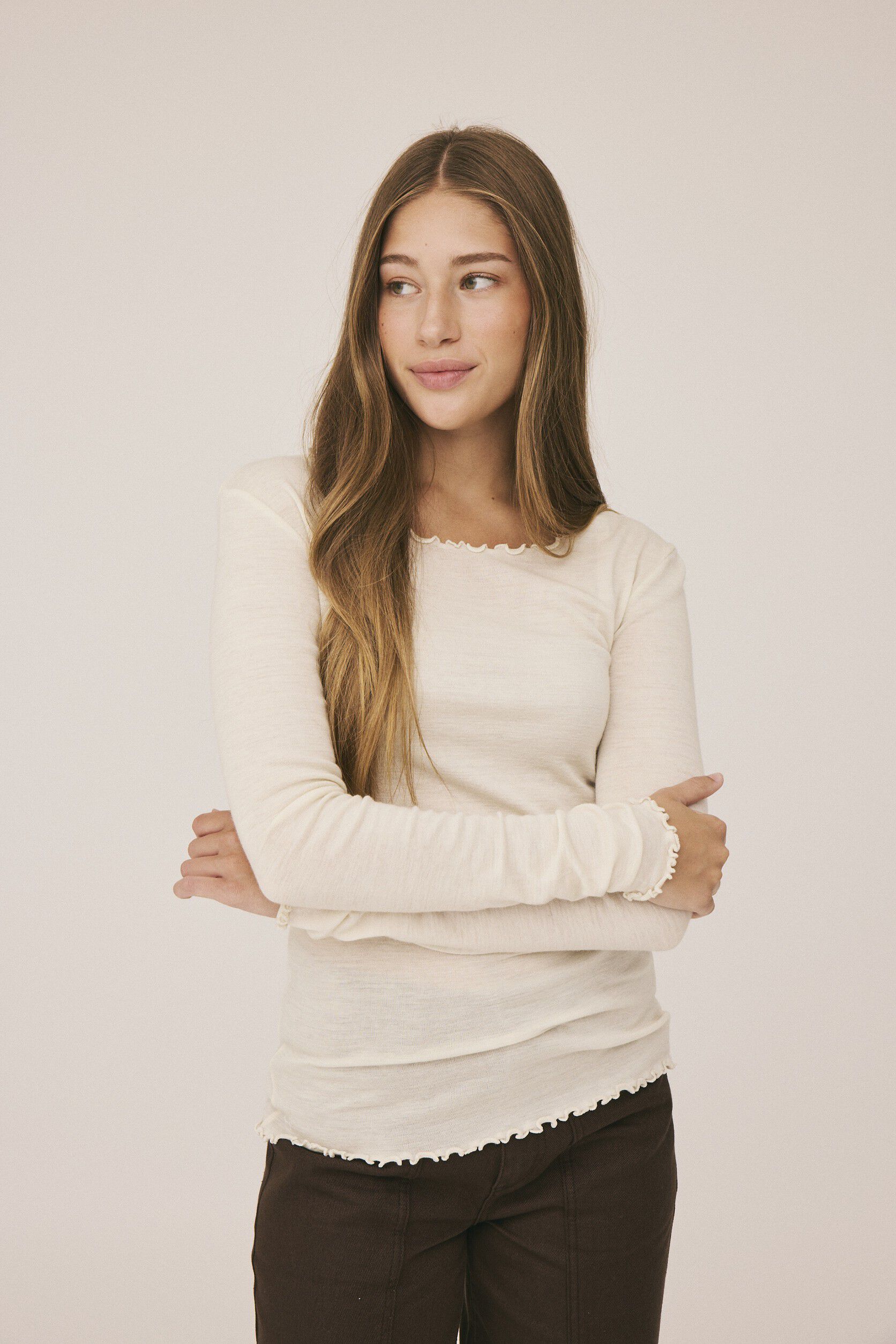 Cilla 14 Lang&aelig;rmede striktr&oslash;je med b&oslash;lgende kant - 100% Merino uld