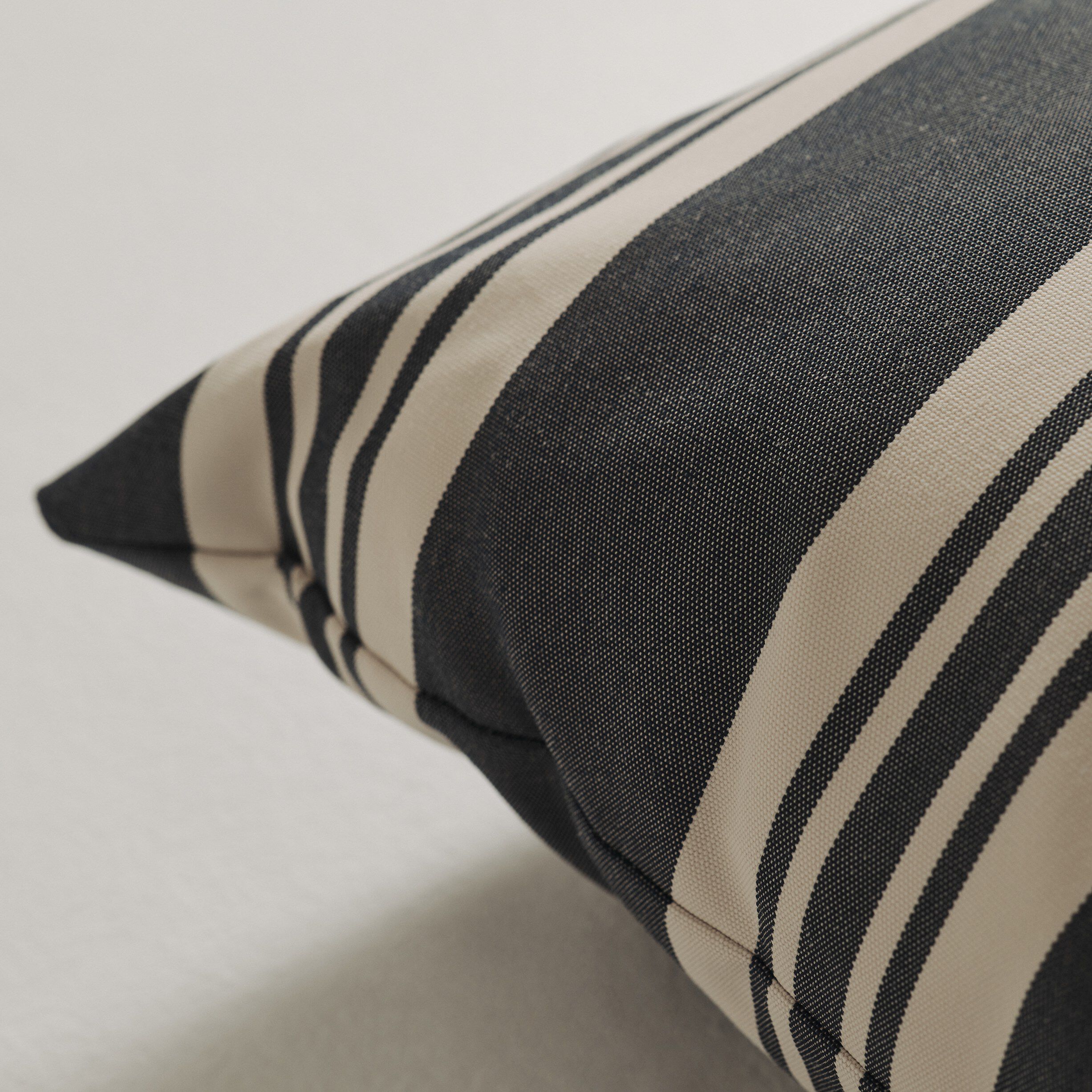 Fossflakes utomhuskudde 40x60 cm. M&ouml;rkbl&aring; randig