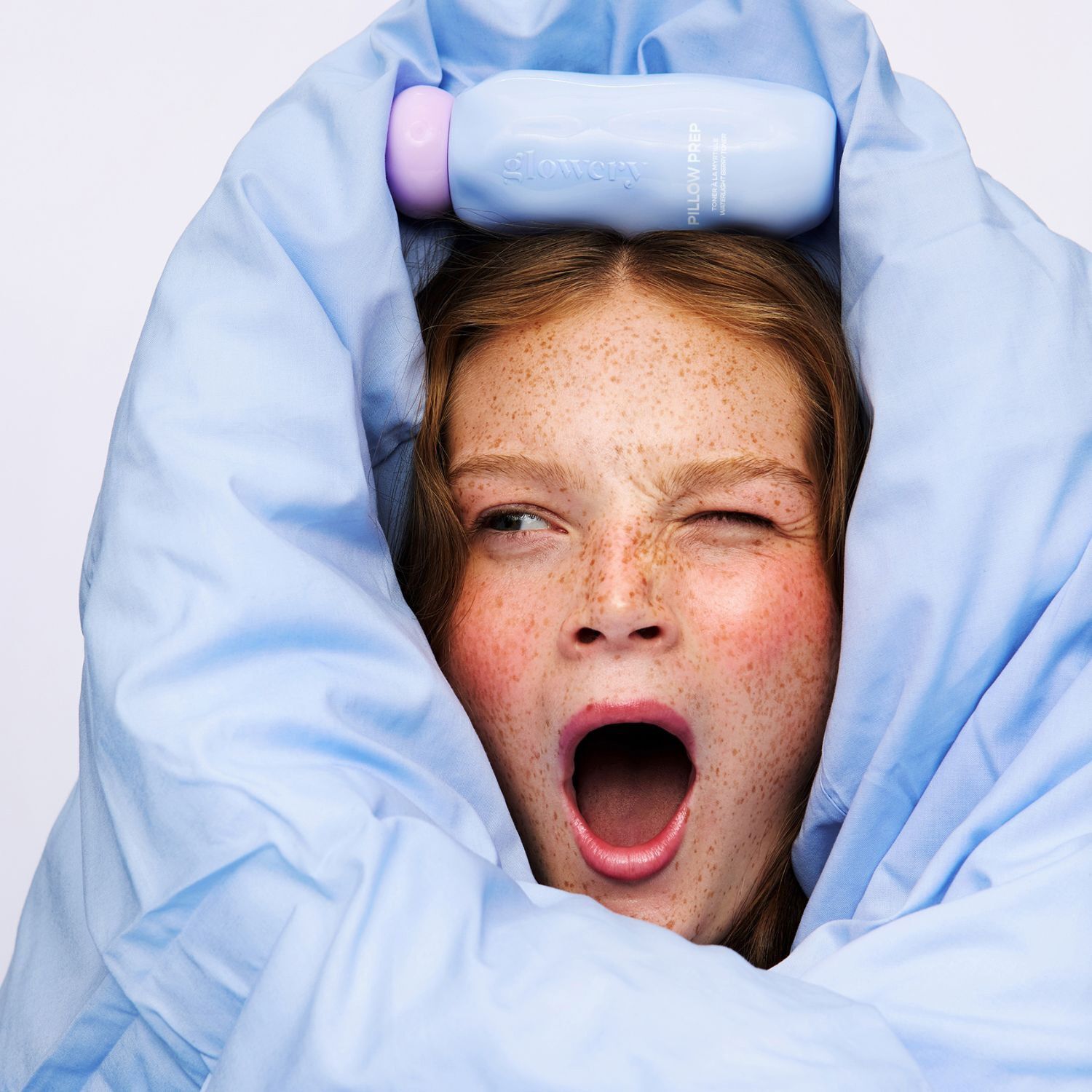 P.M. GLOW Pillow Prep - Reng&ouml;rande ansiktsvatten med bl&aring;b&auml;r