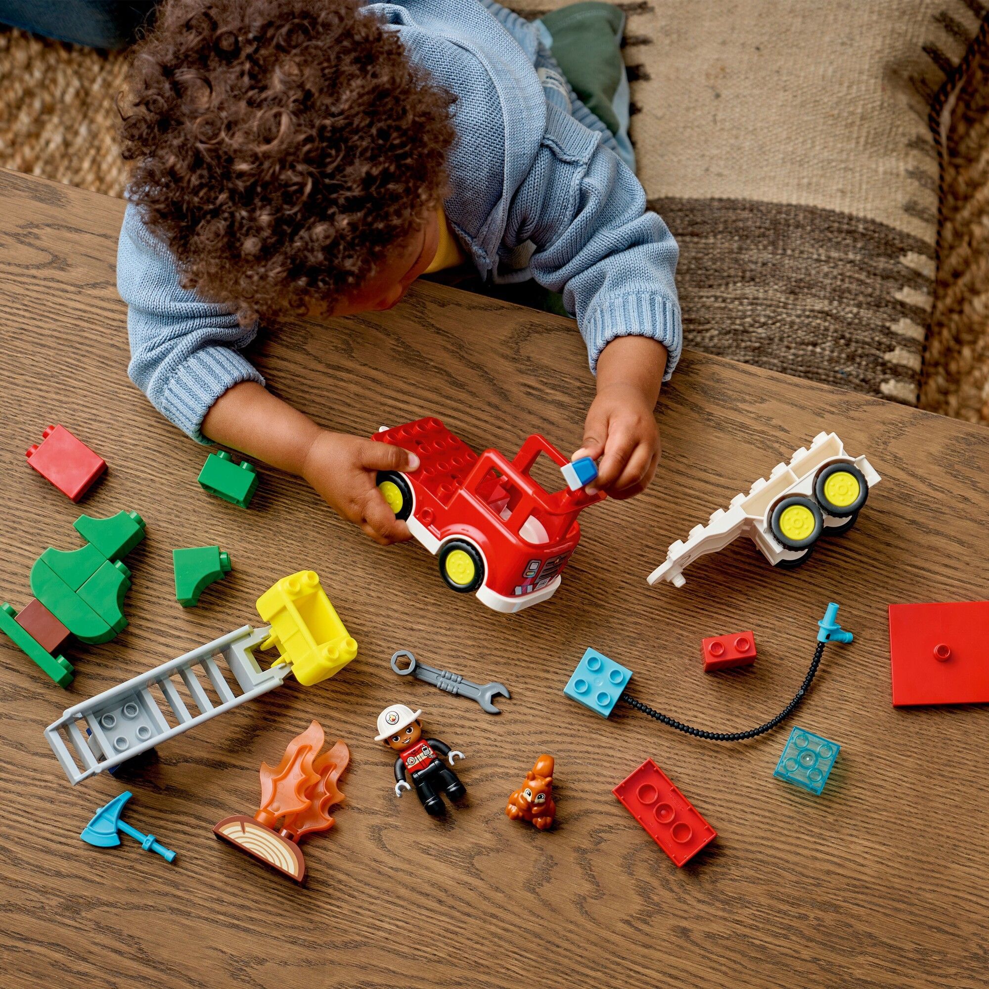 Brandbil med slange og brandmand 10473