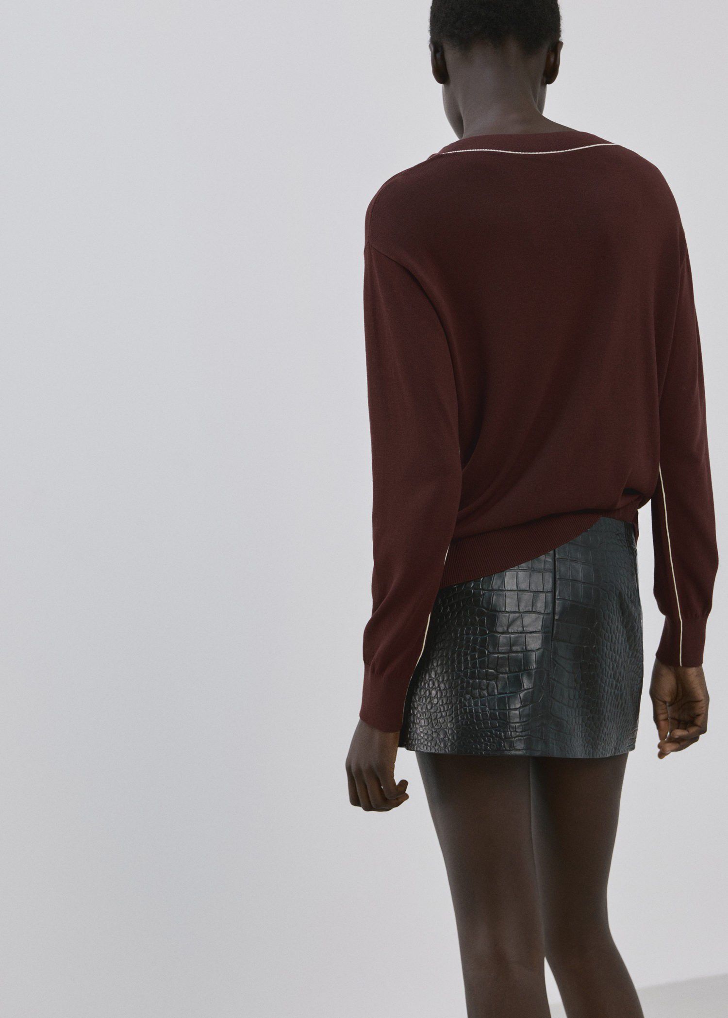 V-neck sweater with contrasting tri