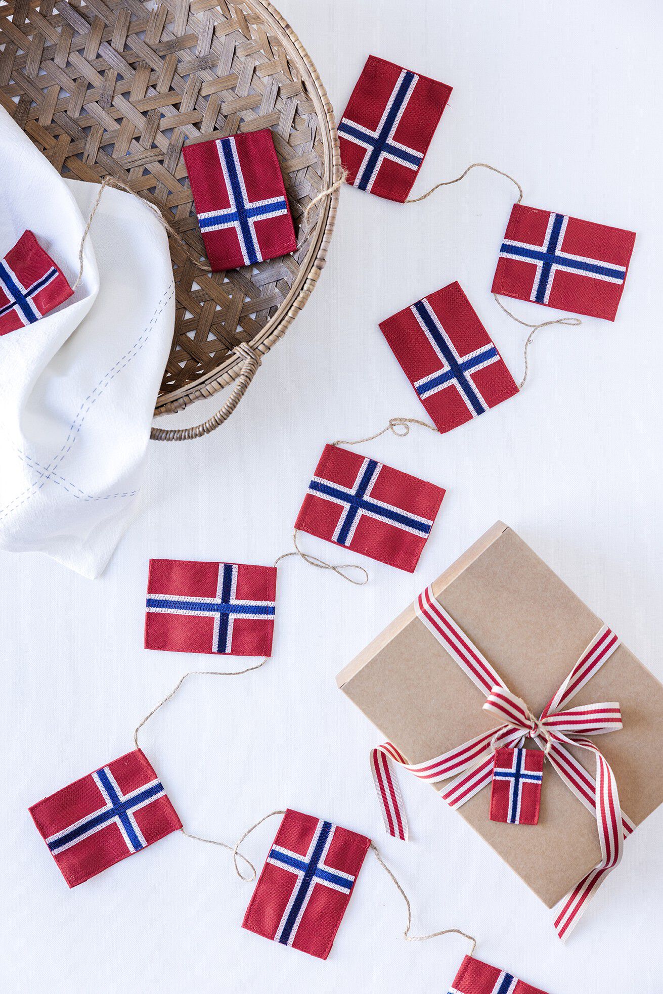 Stor flagranke med 10 Norske flag