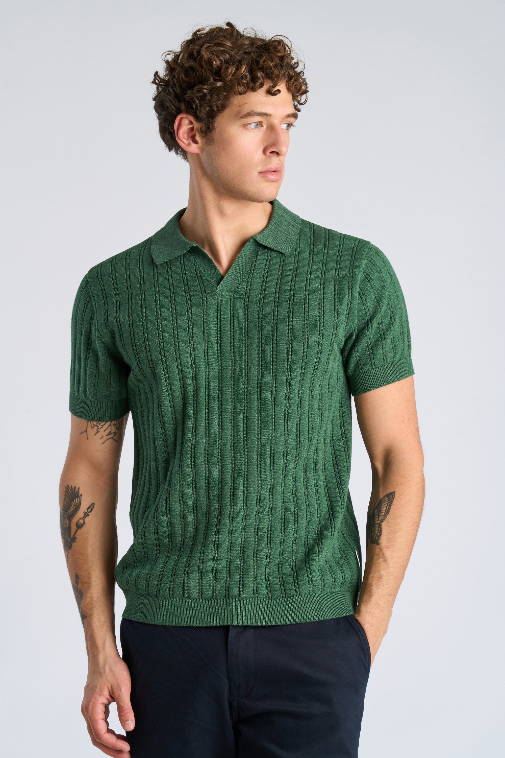 Knitted S/S v-neck polo