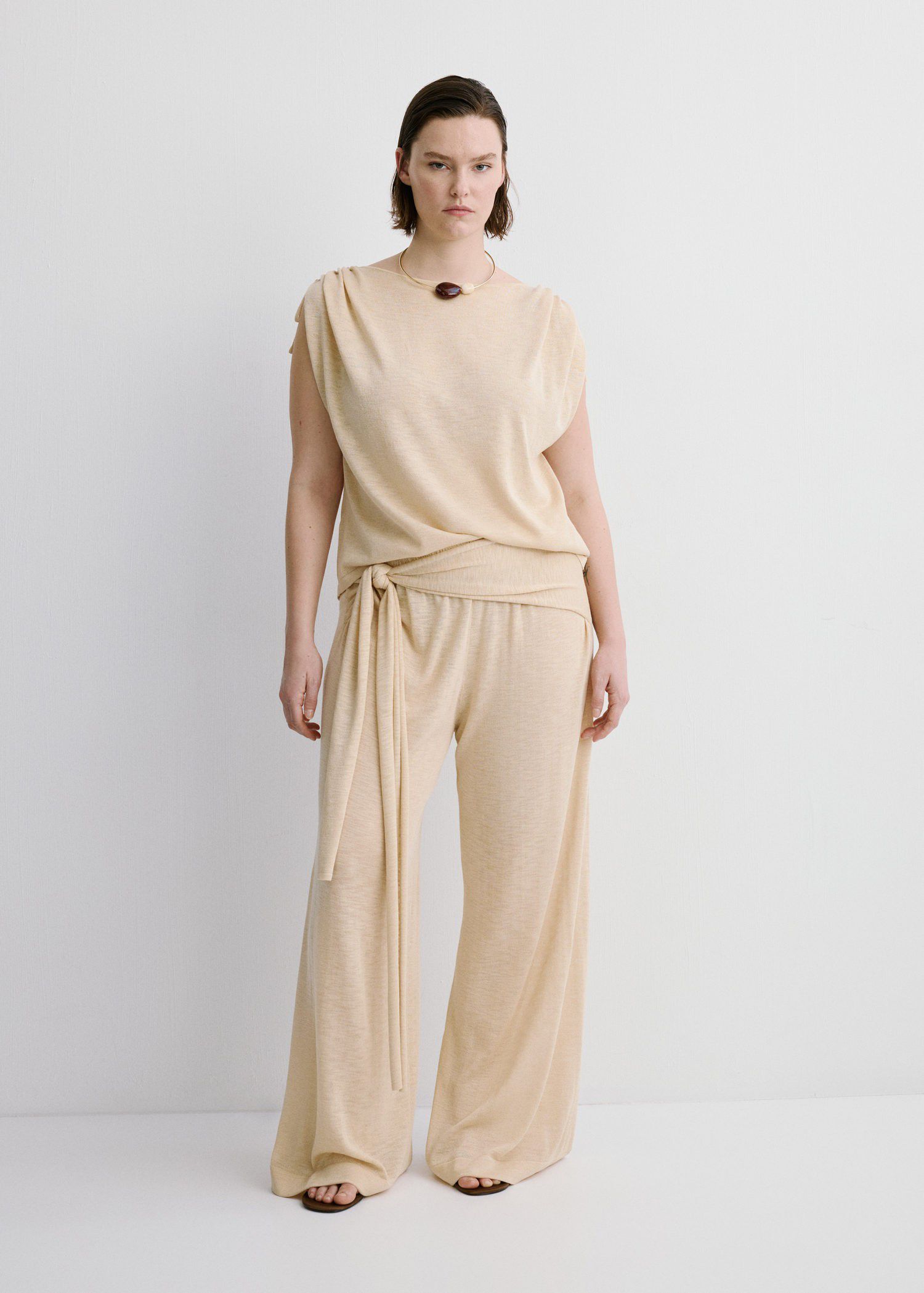Fine knit trousers with knot detail