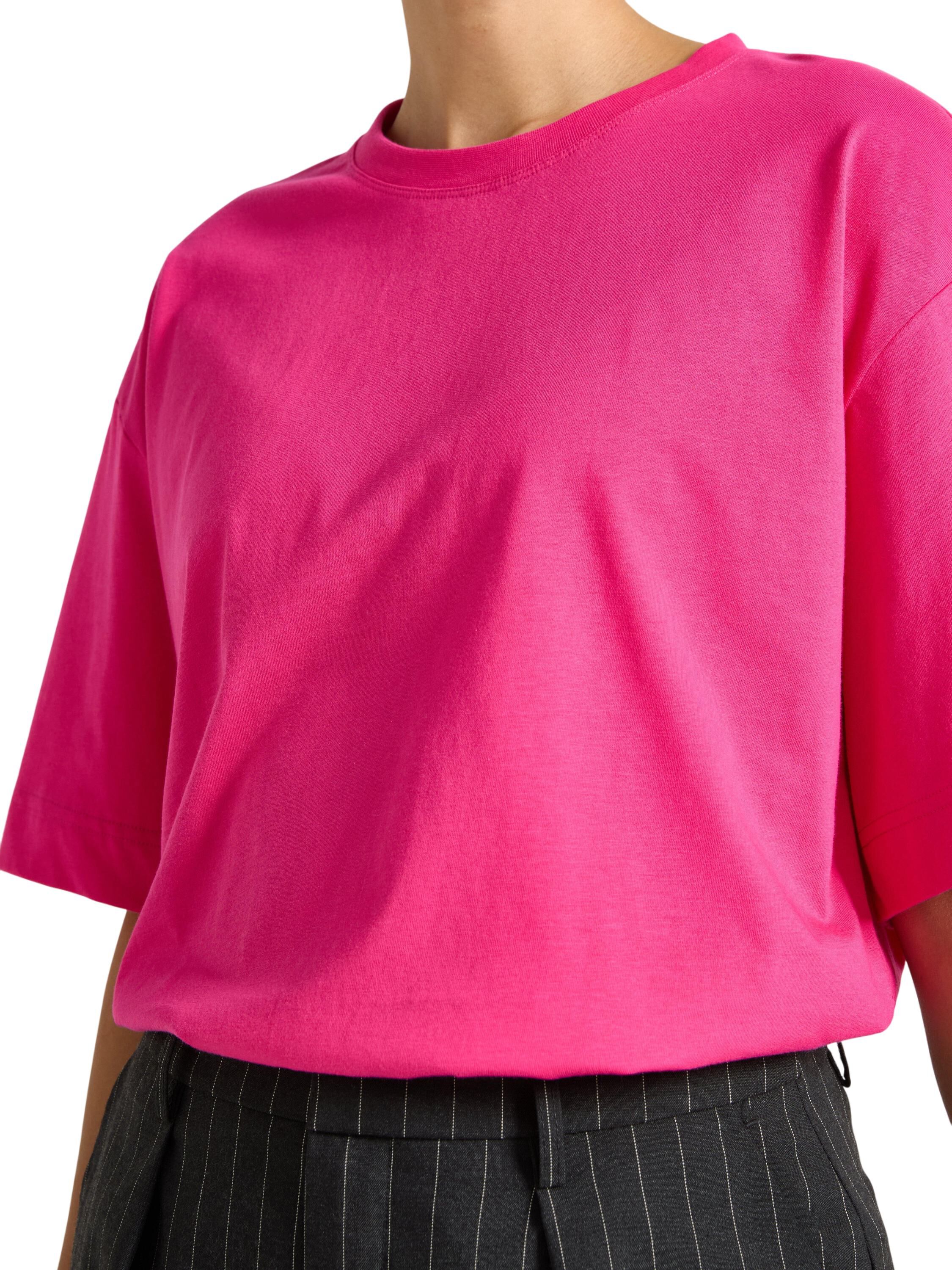 Comfy, stylish t-shirt with an over