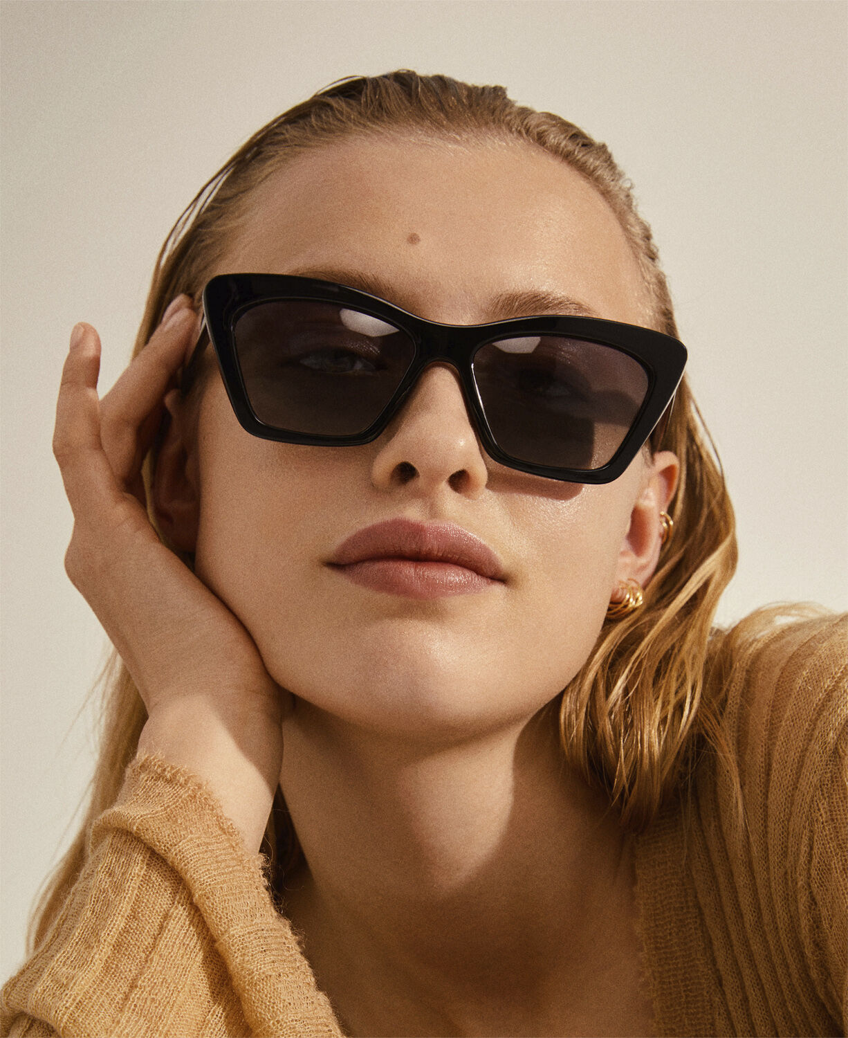 DAKOTA kantet cat-eye solbriller sort