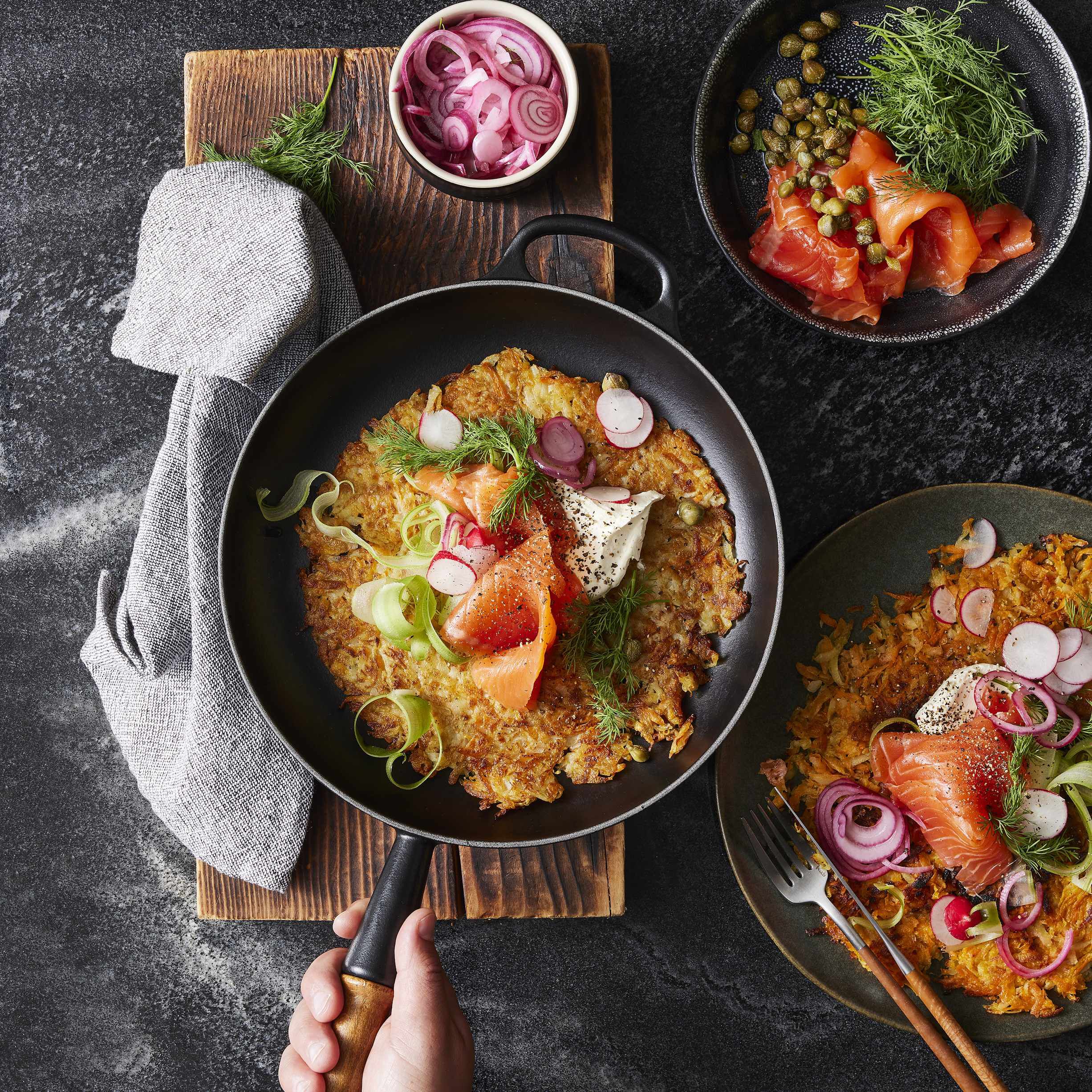 Le Creuset Signature st&oslash;bejern stegepande m/ tr&aelig;h&aring;ndtag 28cm Bleu Rivi