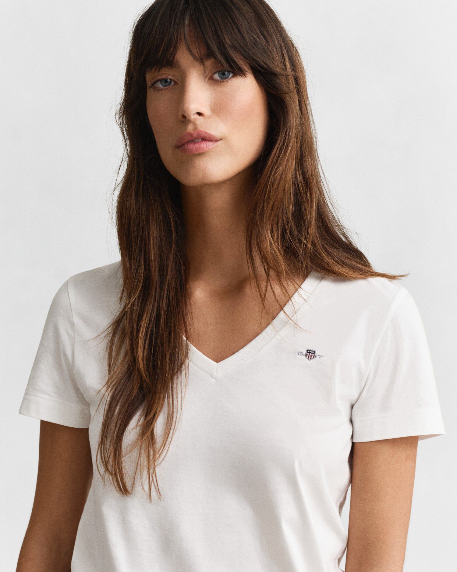 REG SHIELD SS V-NECK T-SHIRT