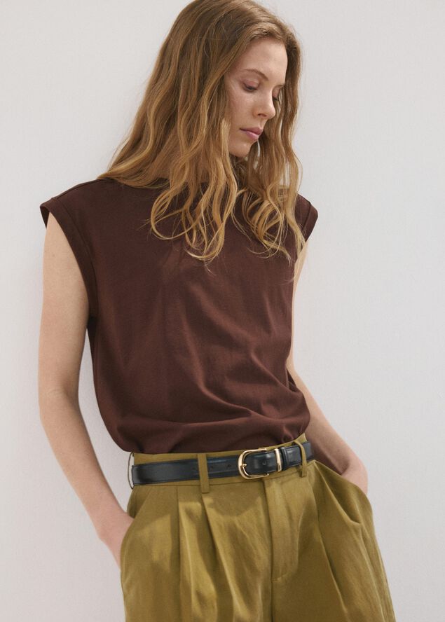 Short-sleeved t-shirt with shoulder