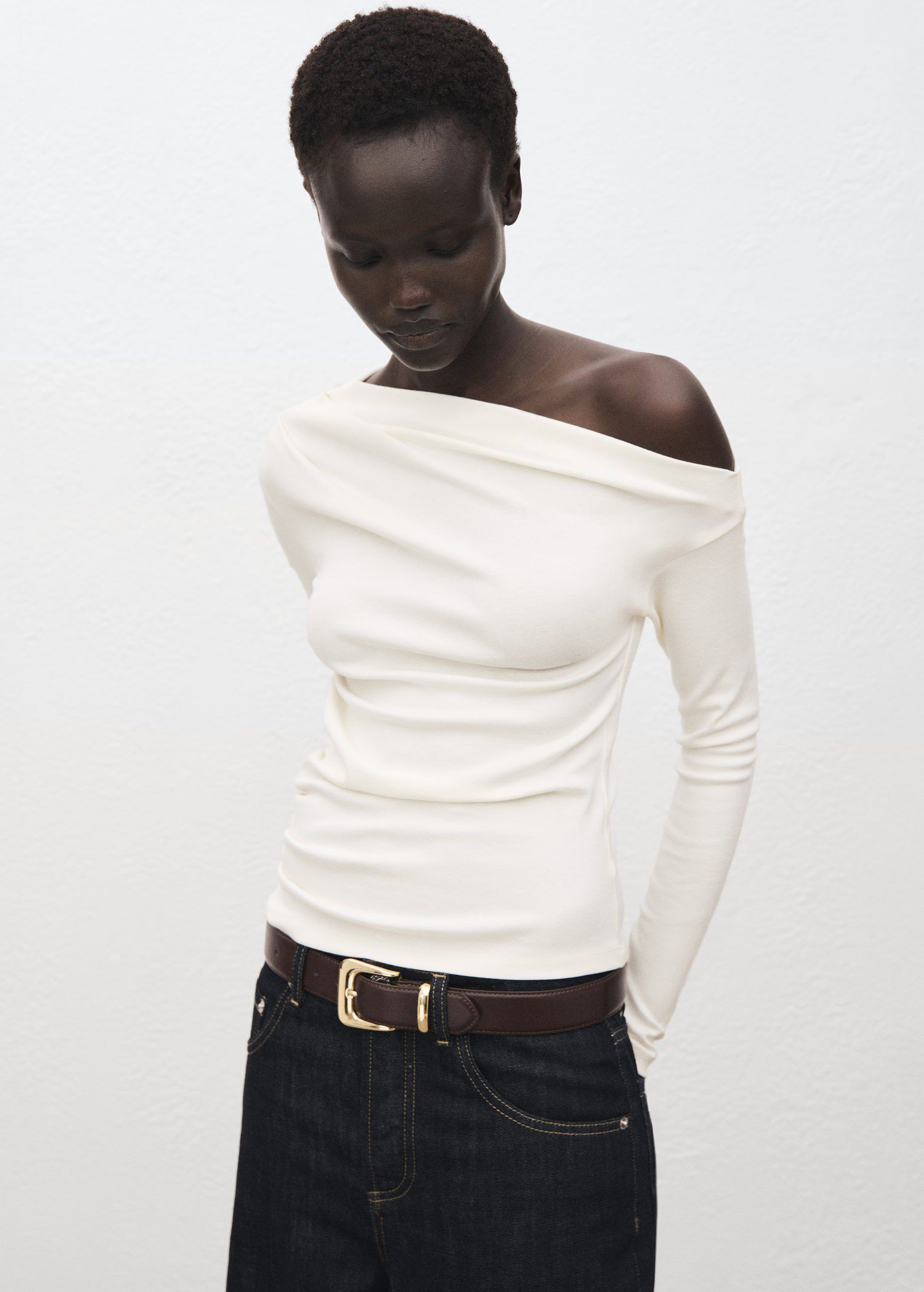 Long sleeve t-shirt with asymmetric