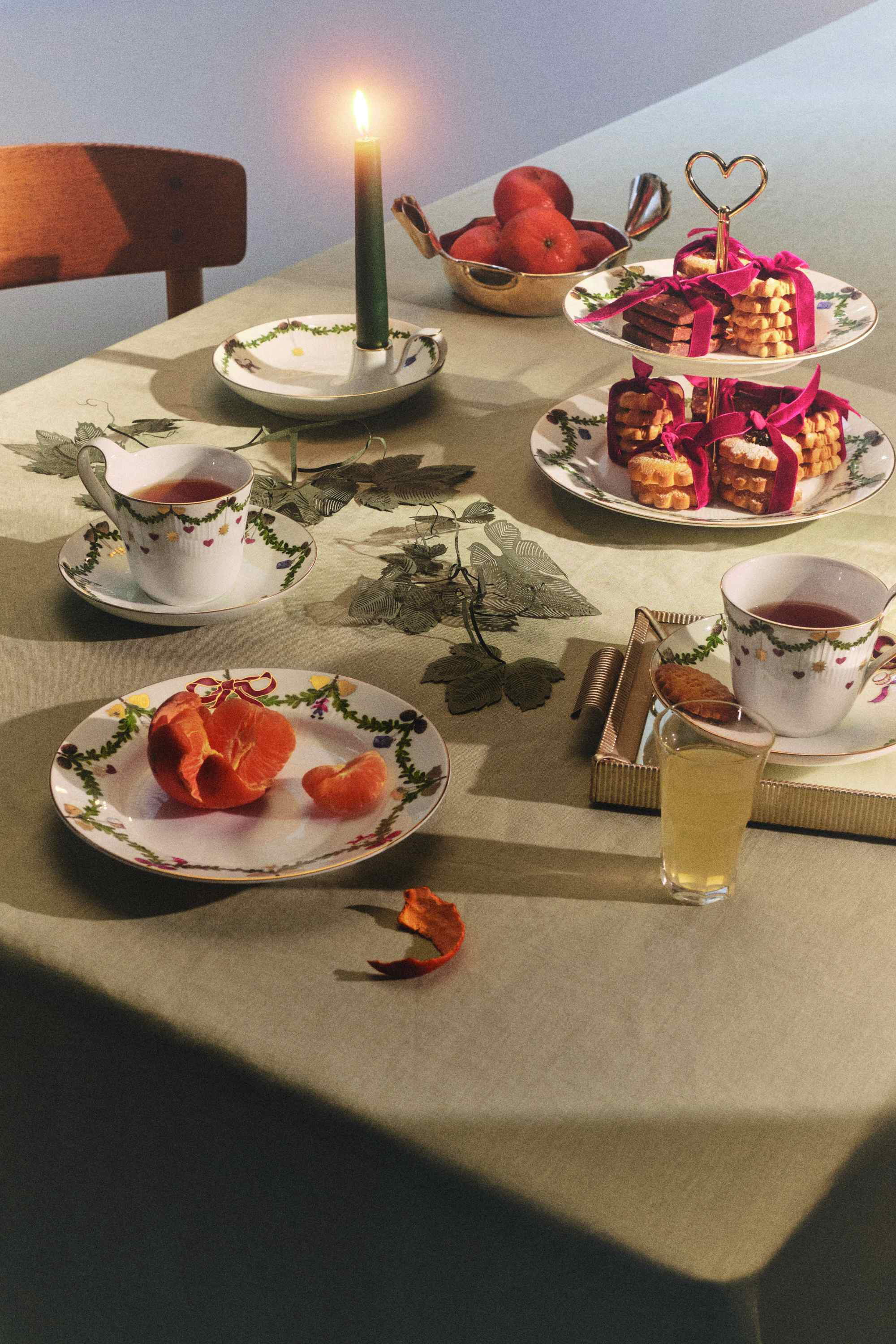 Star Fluted Christmas kopp med h&ouml;gt handtag och fat 24 cl