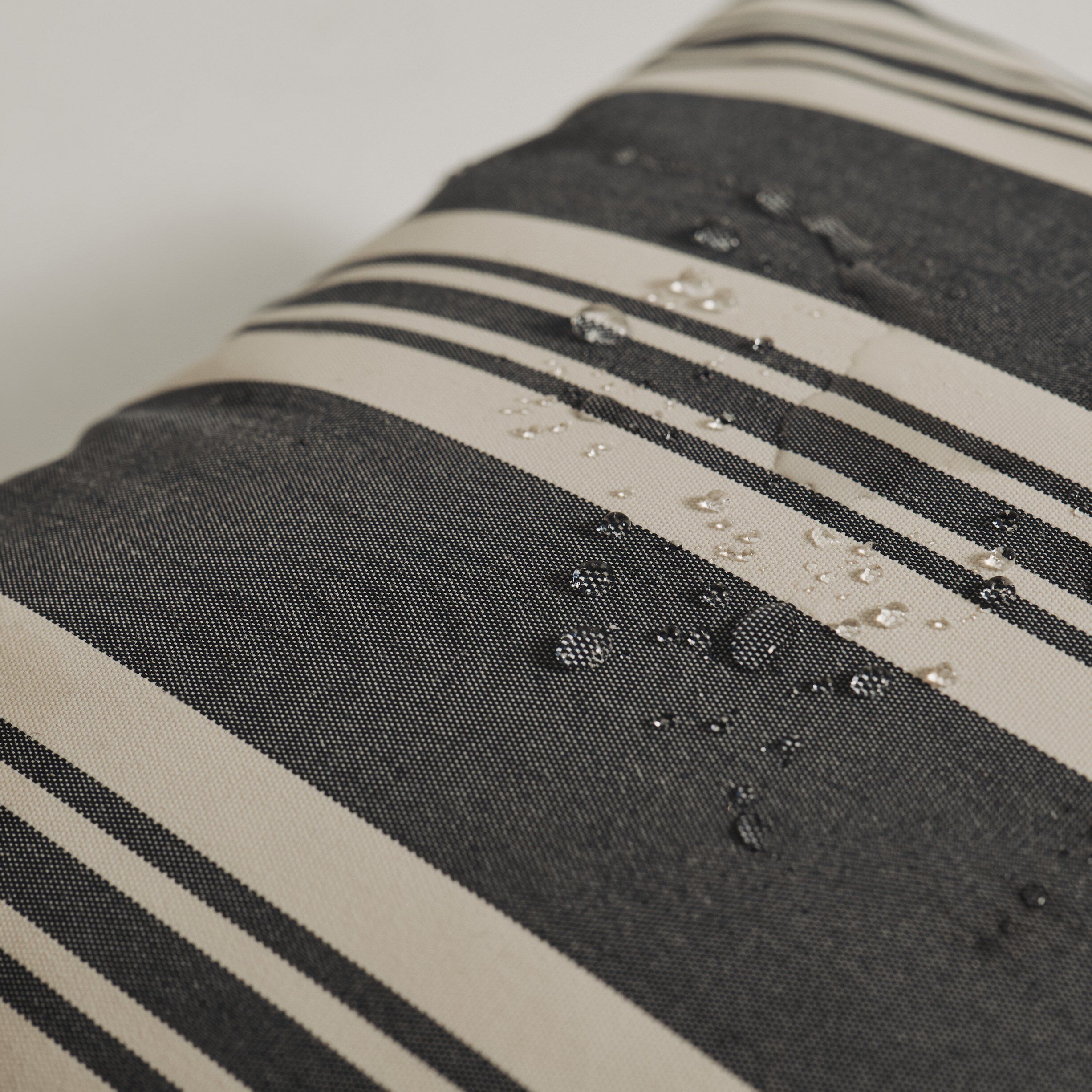 Fossflakes utomhuskudde 50x50 cm. M&ouml;rkbl&aring; randig