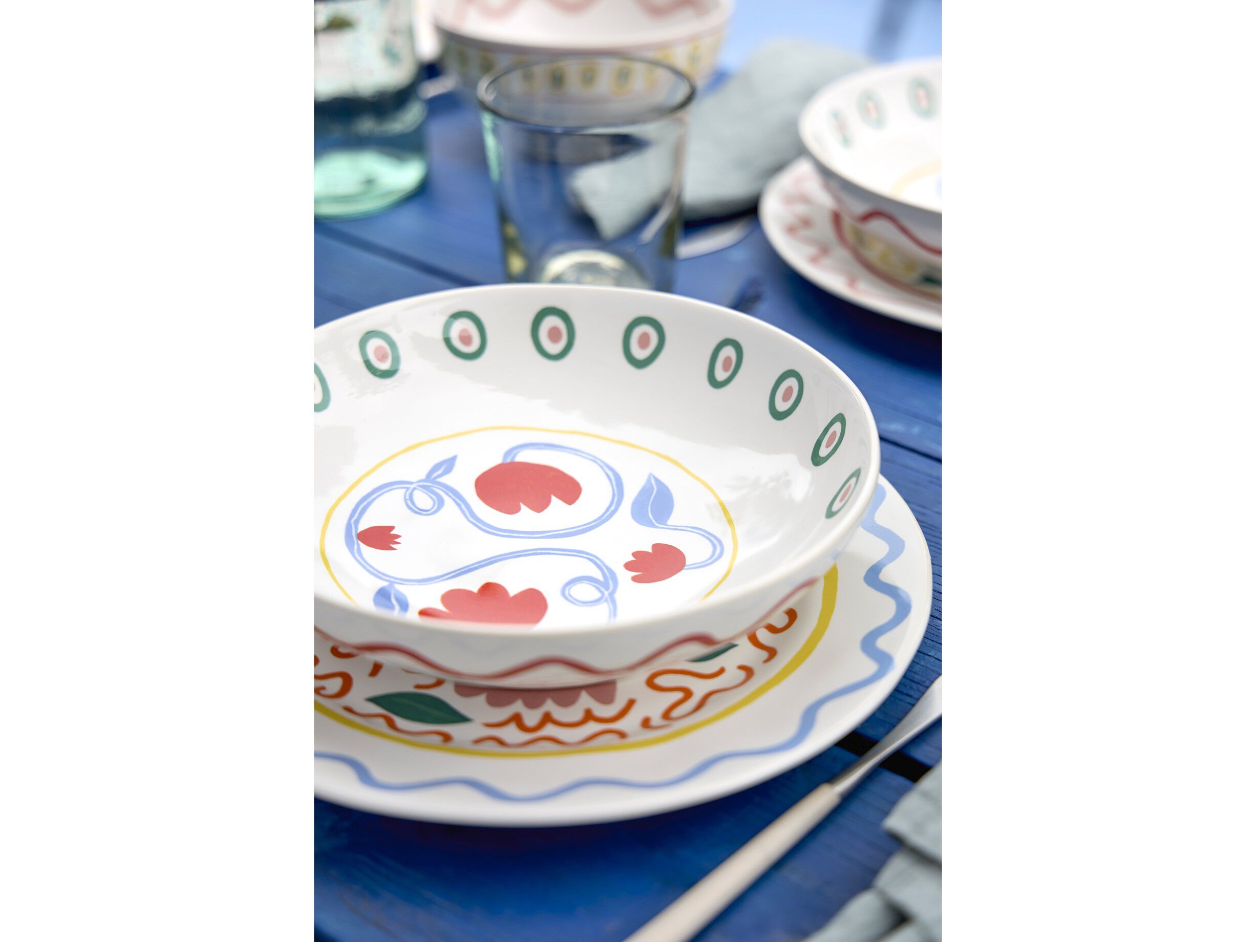 Sallads-/pastatallrik djup Bliss 25 cm R&ouml;d/Vit/Bl&aring; Keramik