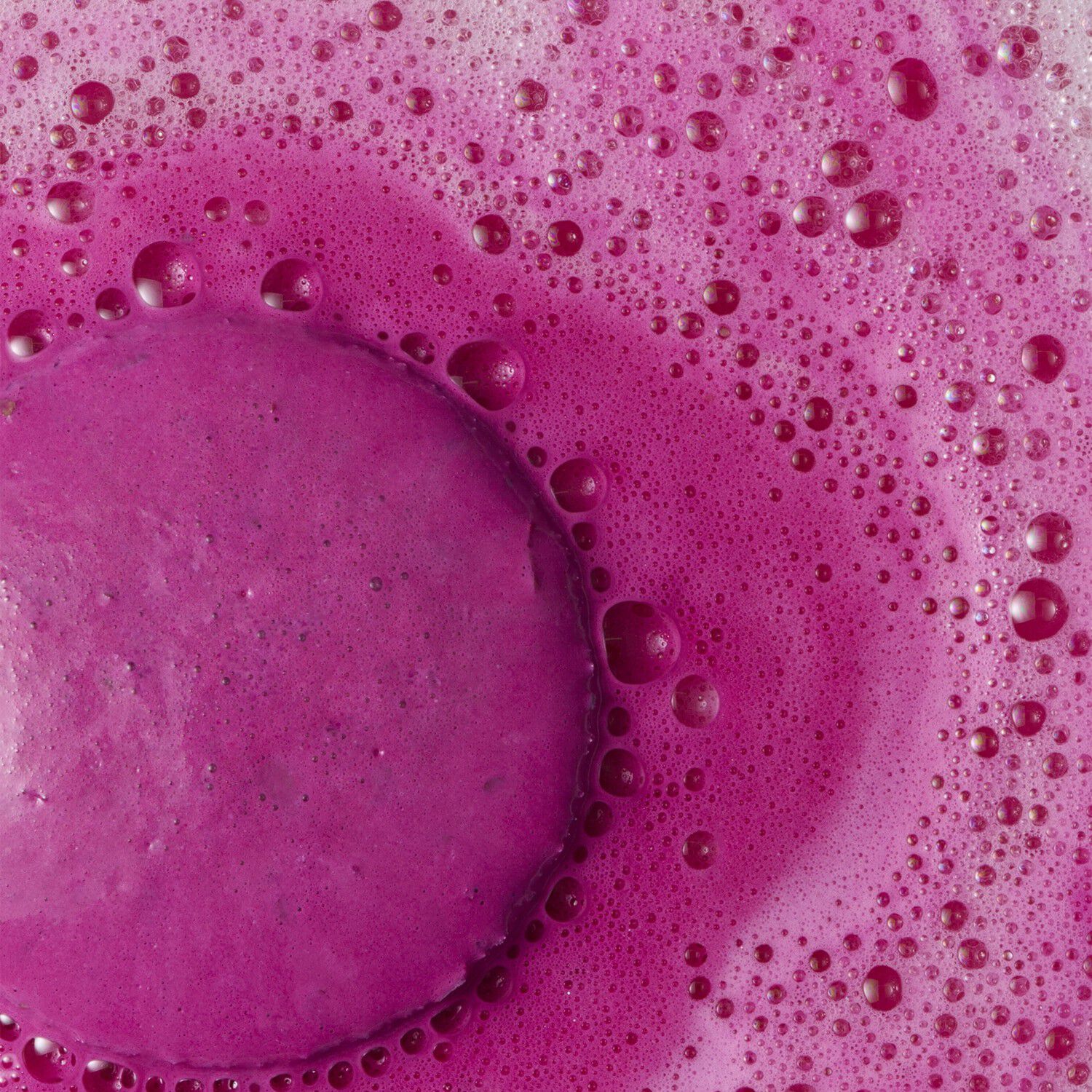 Brusande badbomb - F&auml;rgar och parfymerar badet