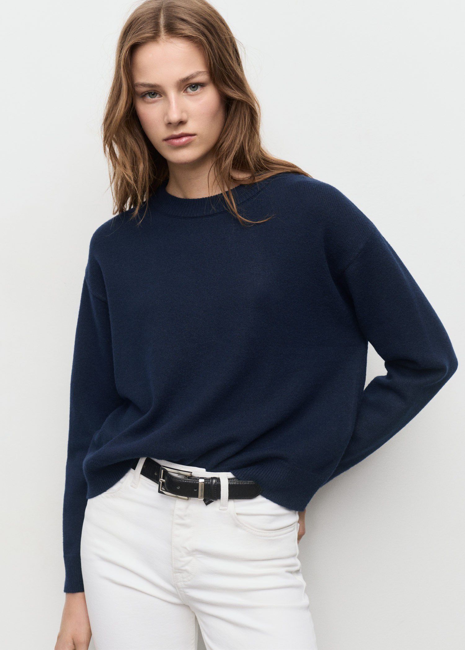 Round-neck knitted sweater