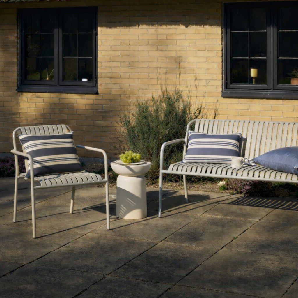 Fossflakes utomhuskudde 40x60 cm. M&ouml;rkbl&aring; randig