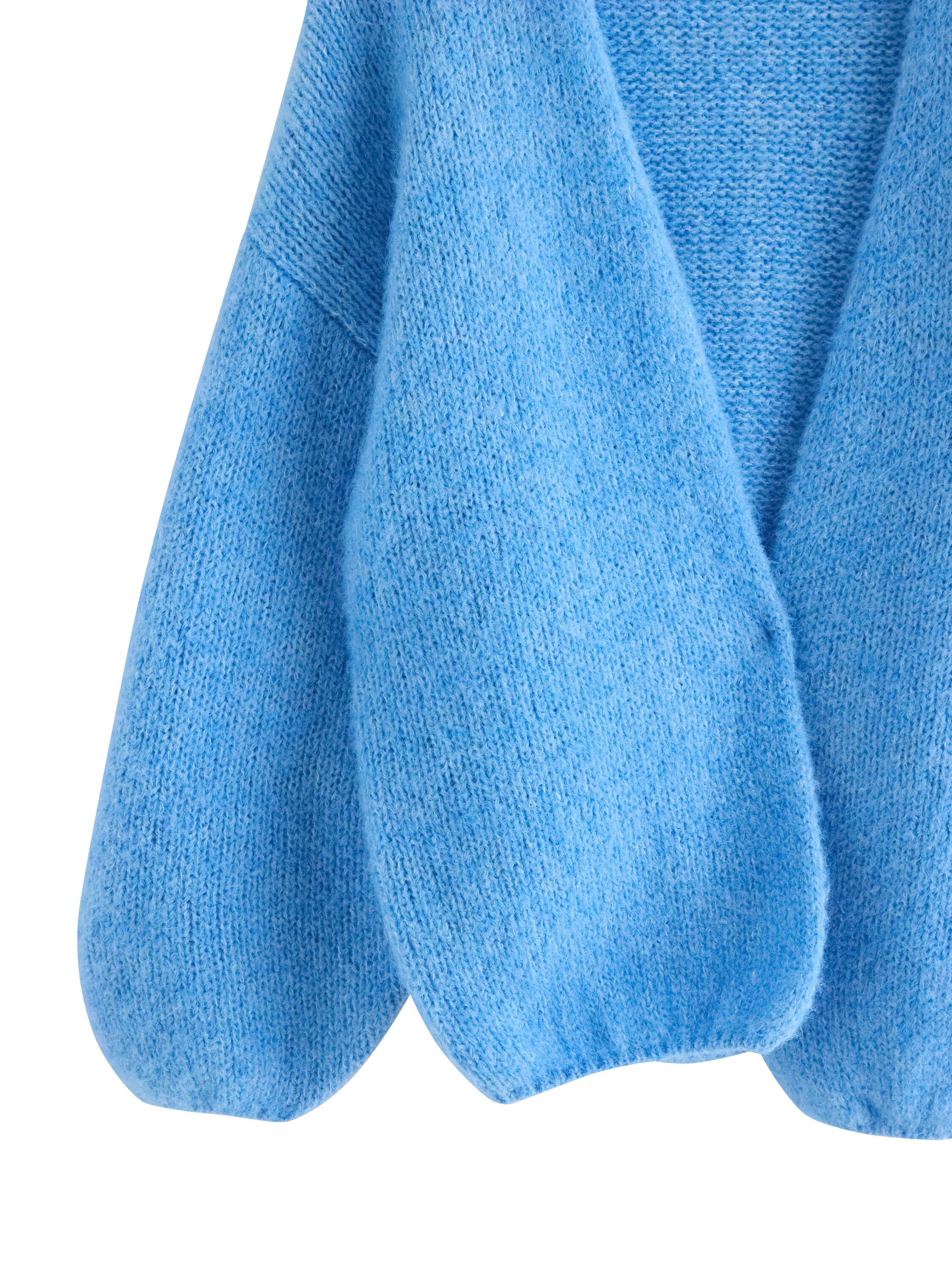 Soft and cosy knitted cardigan with