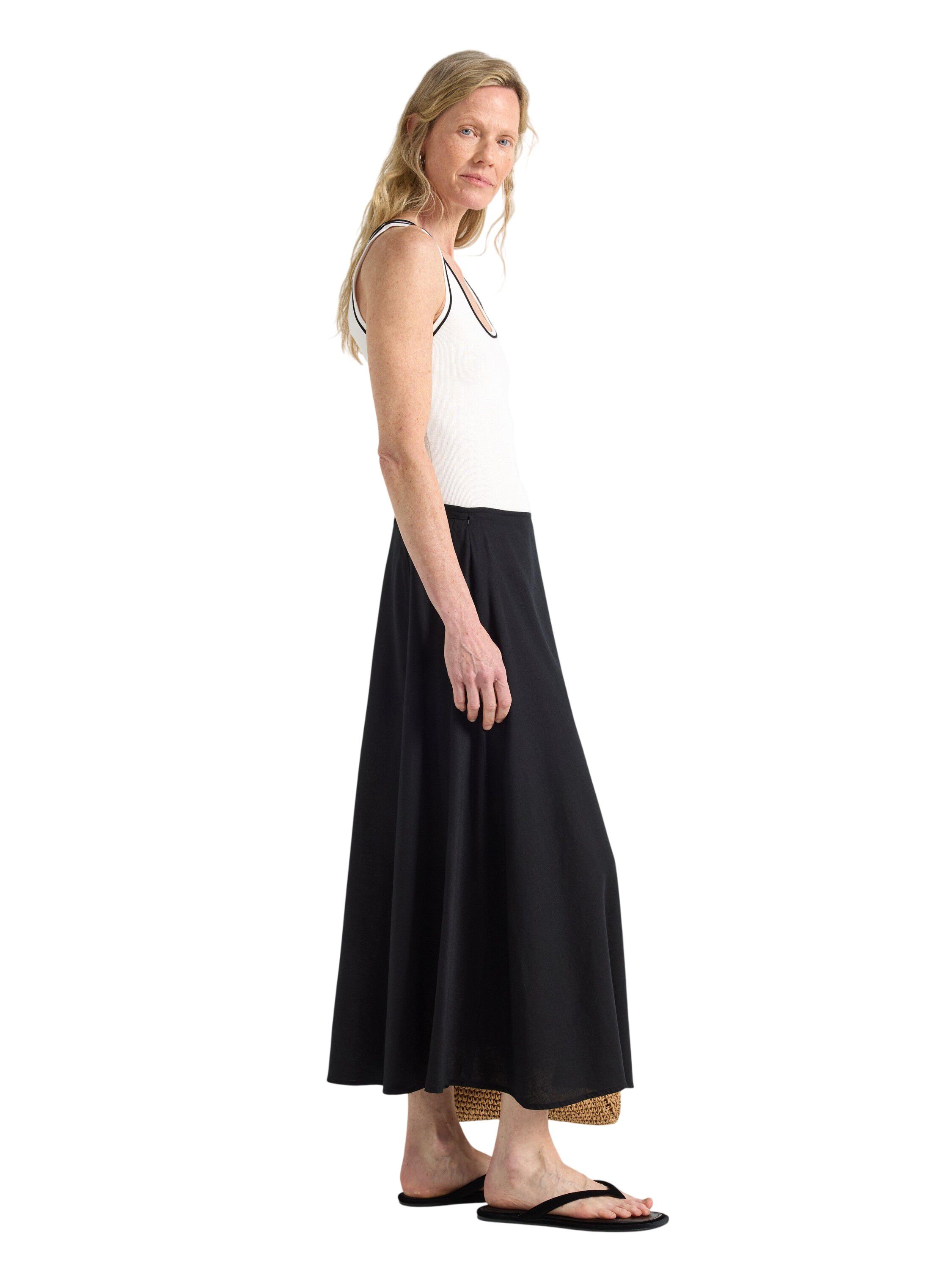 Flowy wrap skirt in a soft linen bl