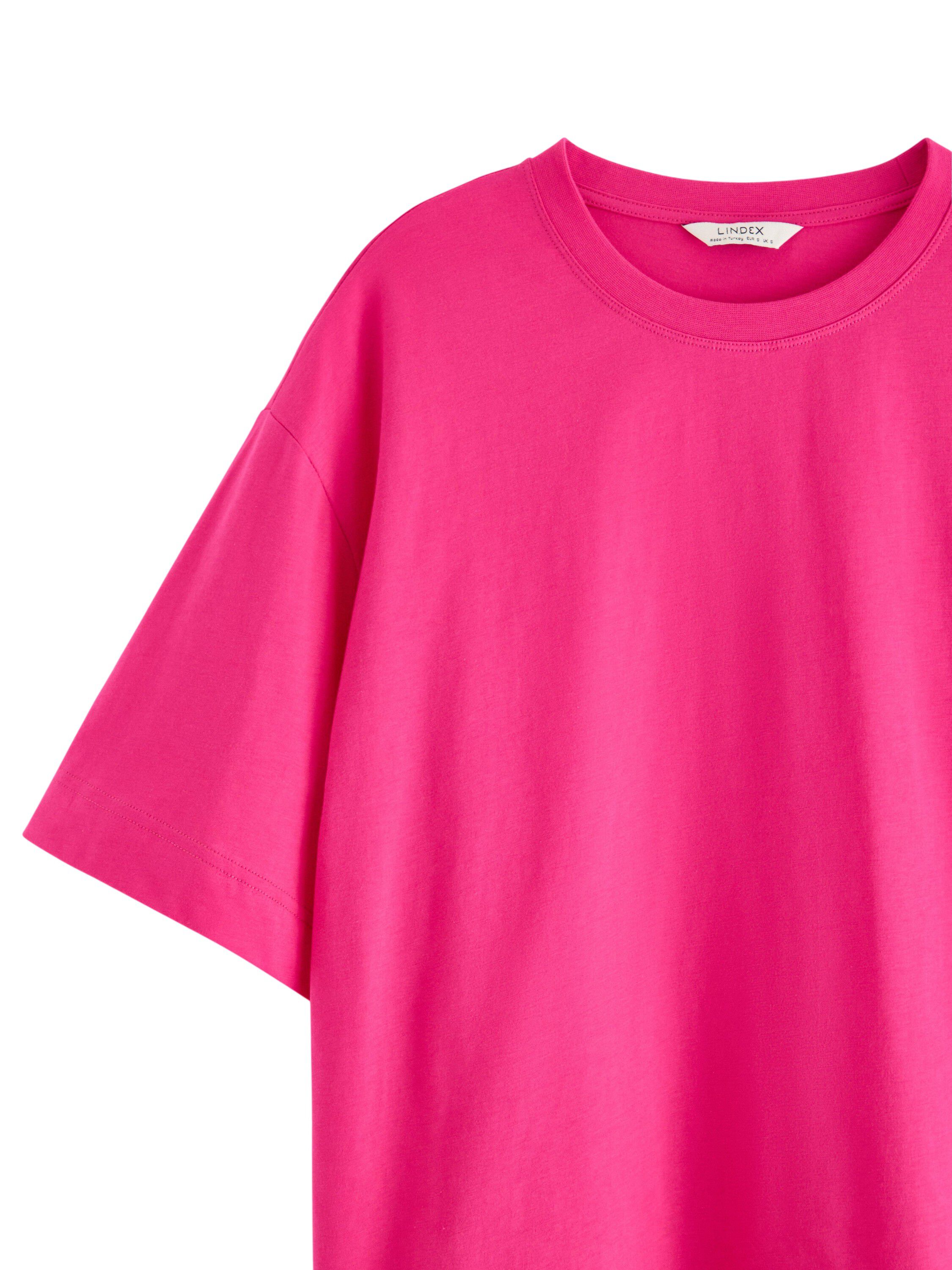 Comfy, stylish t-shirt with an over