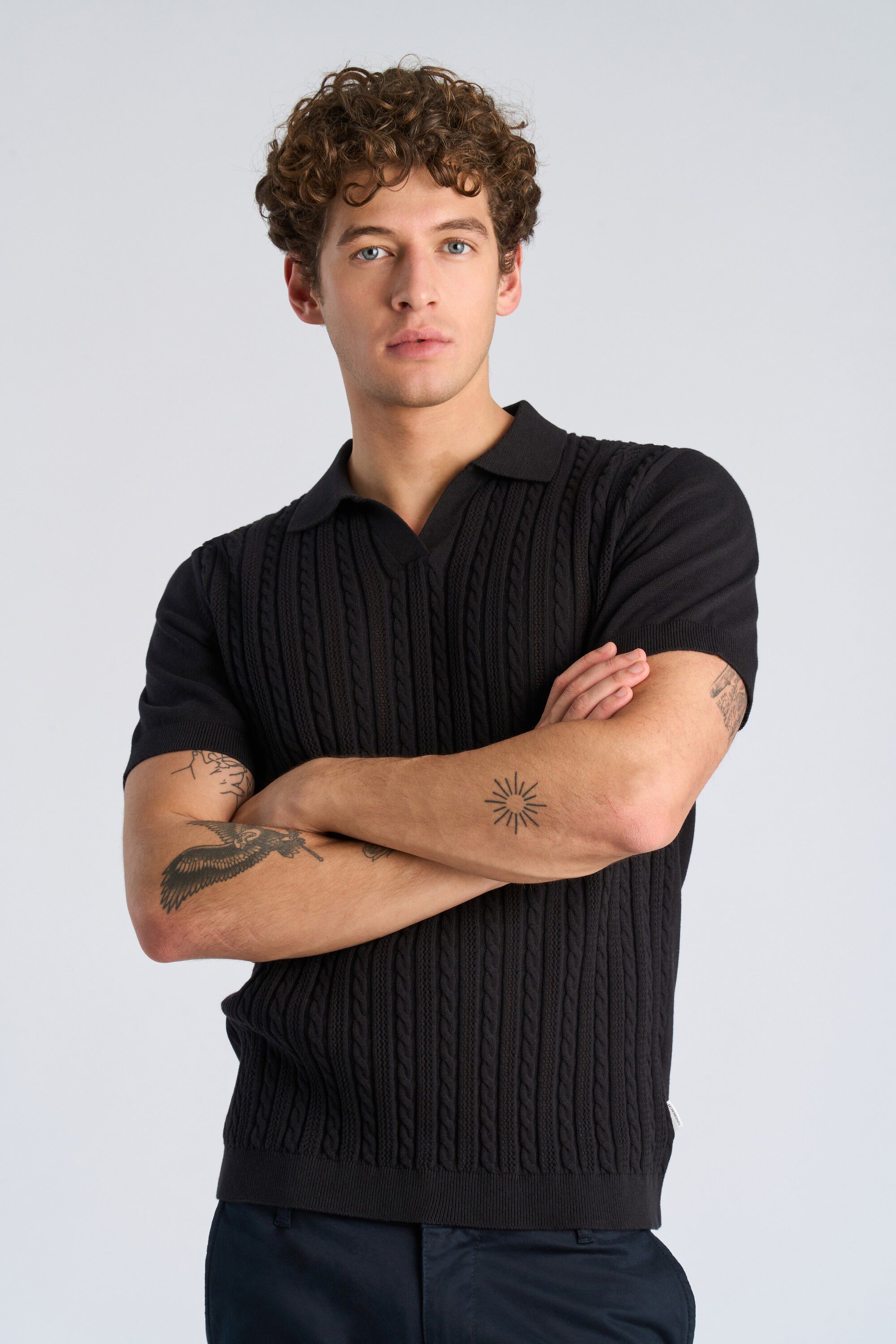 Knitted S/S cable v-neck polo