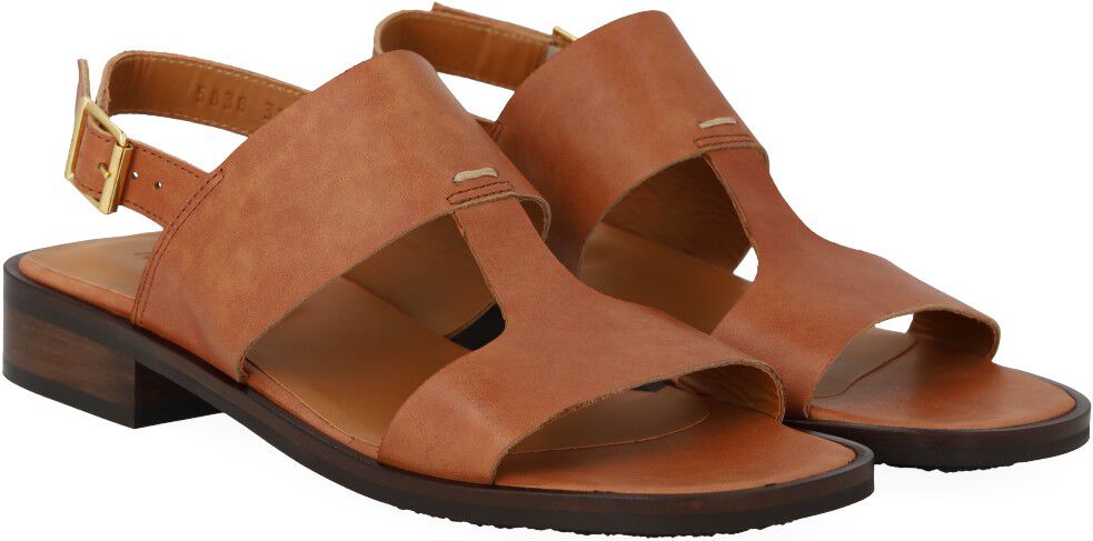 Sandal med dekorativ stikningsdetalje