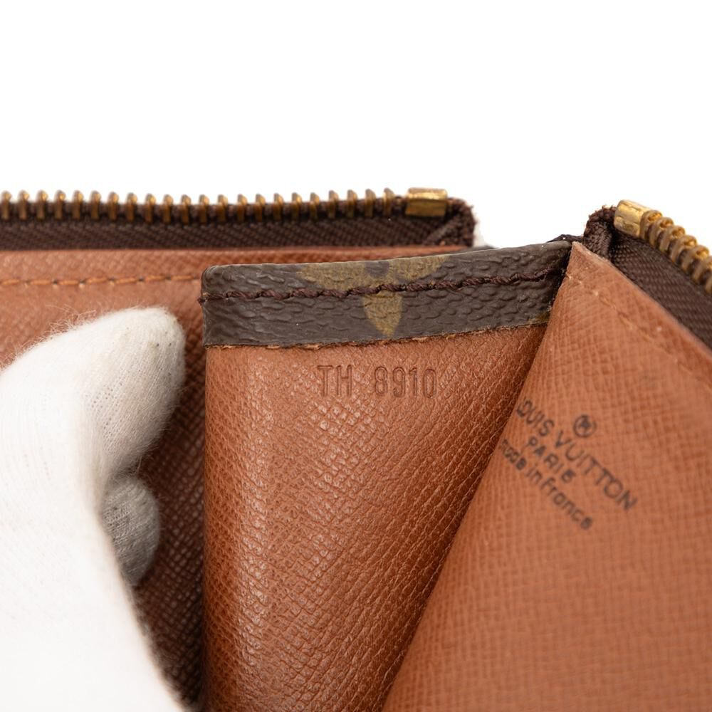Louis Vuitton Poche Documents