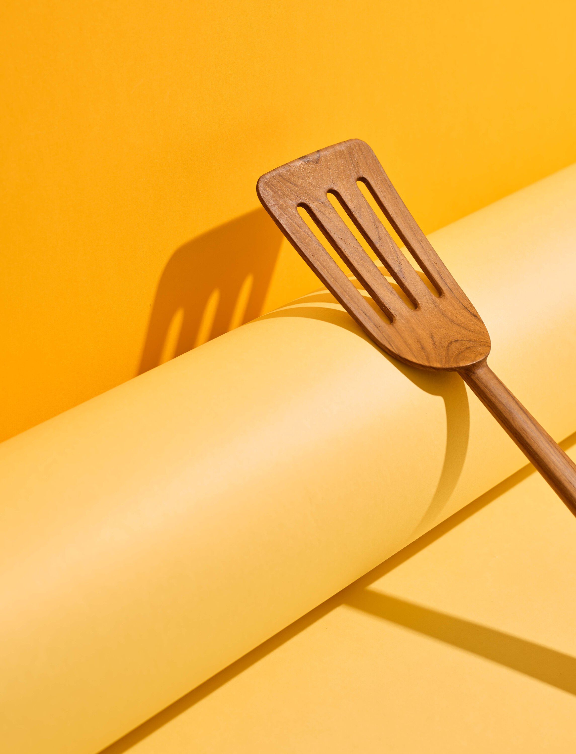 Spatel med huller, teak, bred