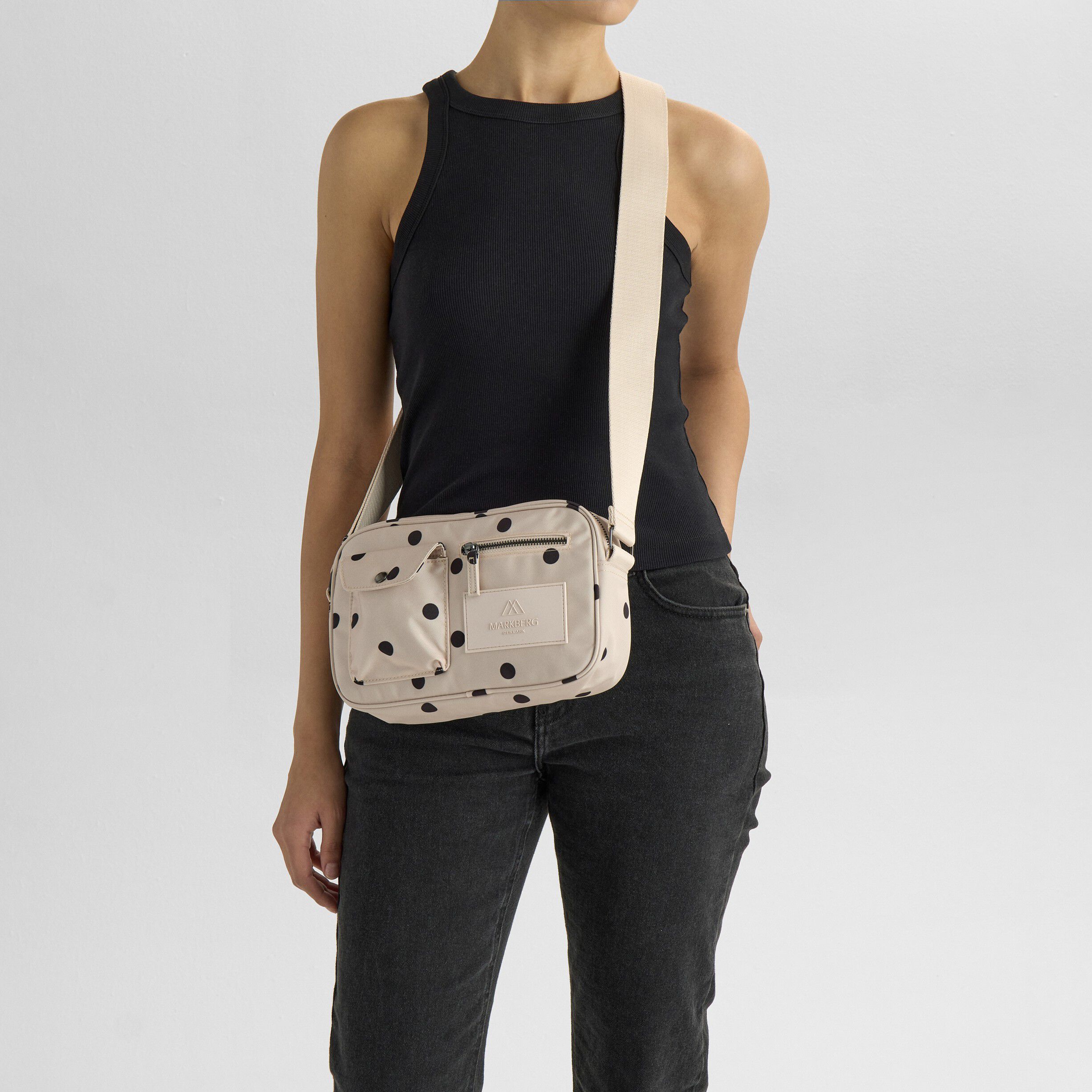 Darlambg Crossb. , Monochrome