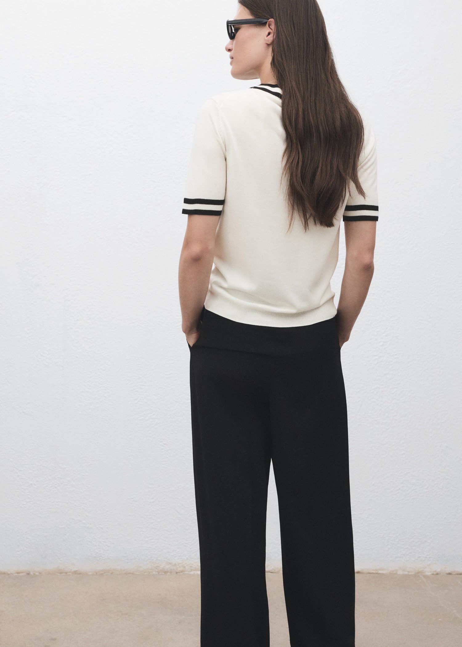 Short-sleeved sweater with contrast