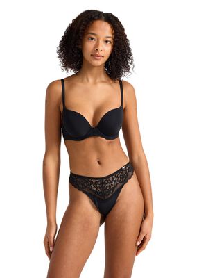 En sensuell stringtruse med blonder