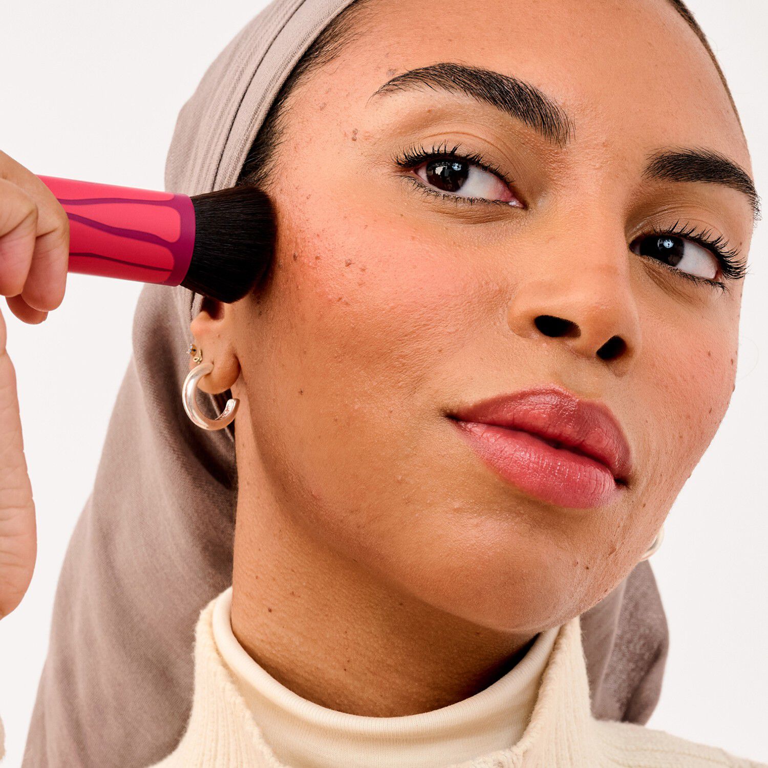 Hoola Wavemaker bronzing balm brush