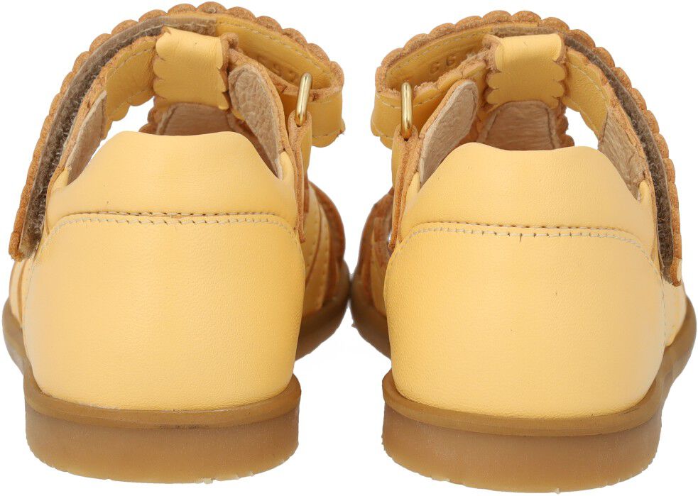 Sandal med lukket t&aring; og sommerfugl