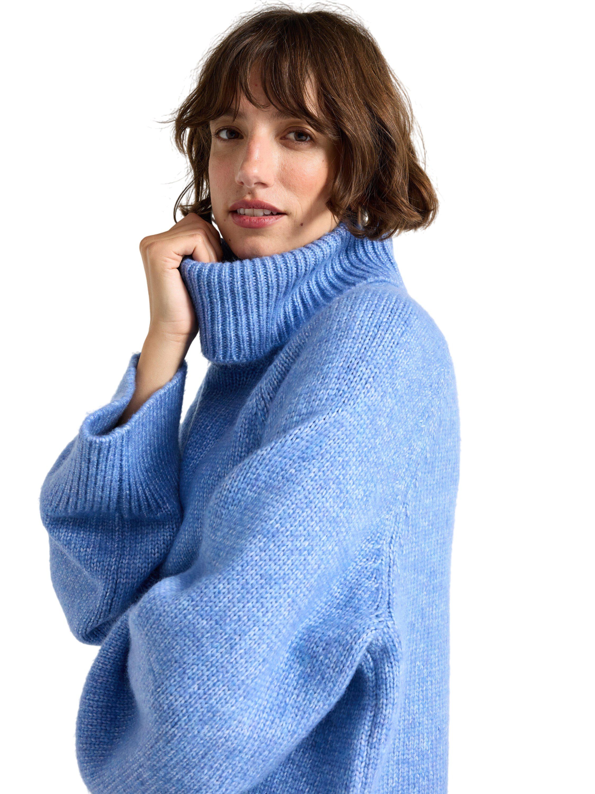 Strikket genser med rullekrage og b