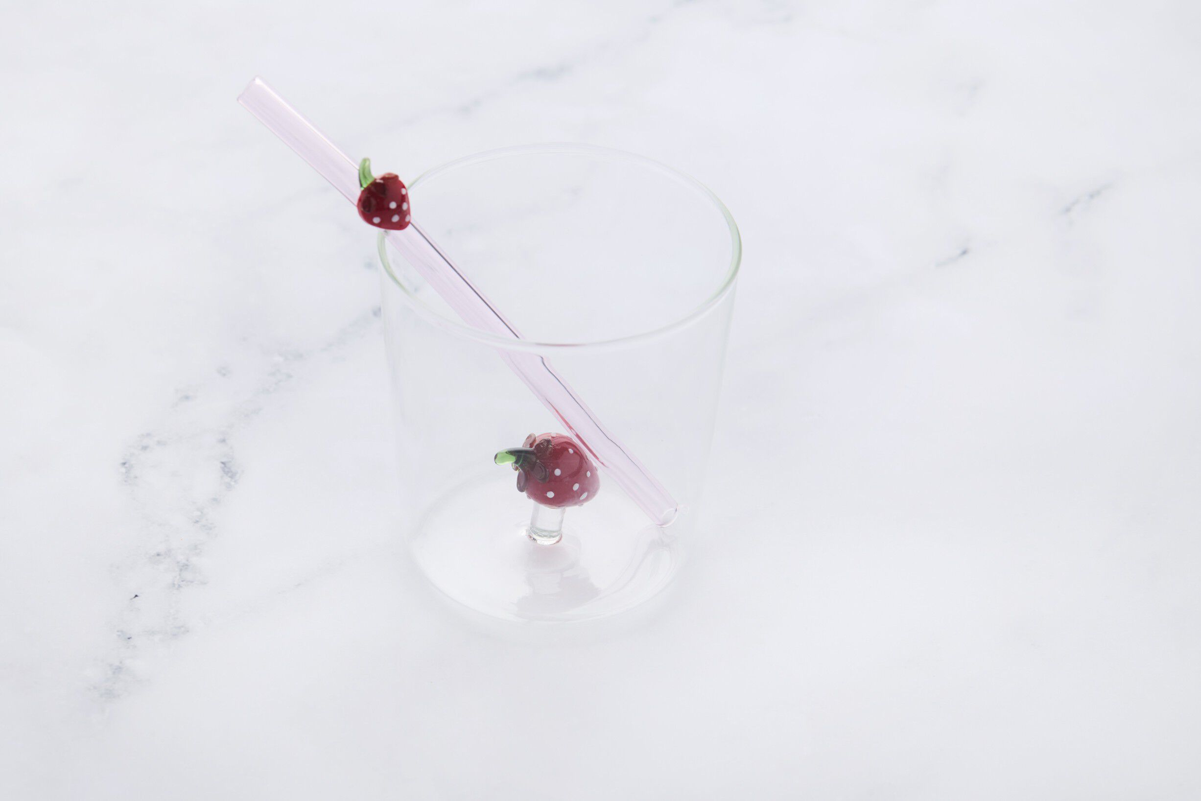 Glas med suger&oslash;r jordb&aelig;r