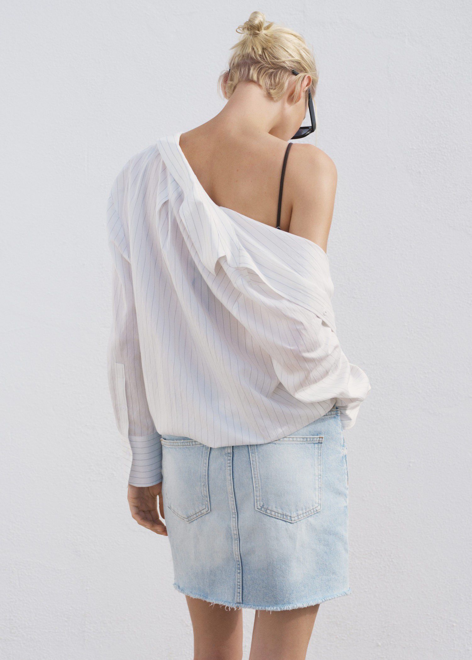 Denim skirt with frayed hem