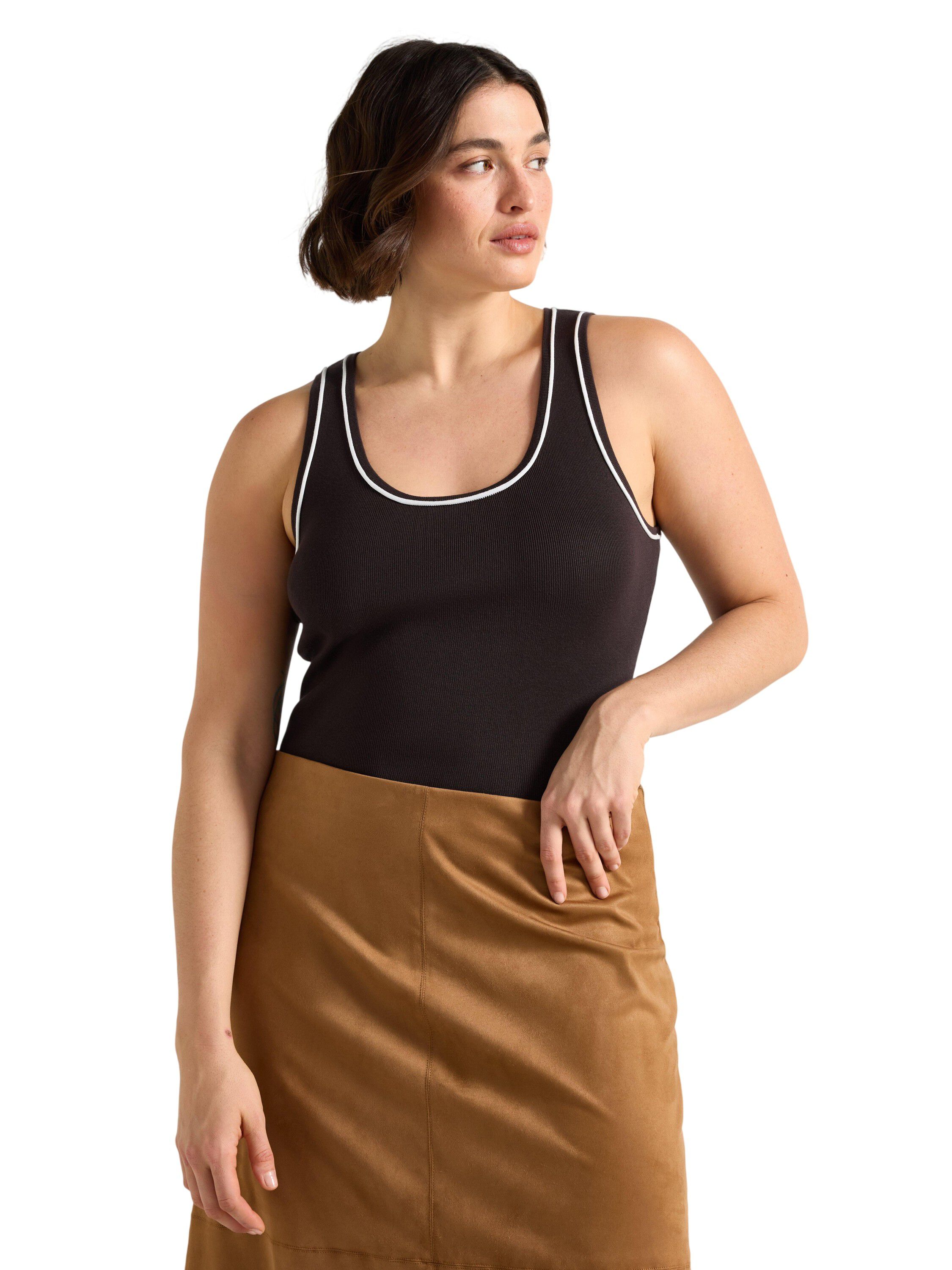 Finstickat linne med kontrasts&ouml;mmar