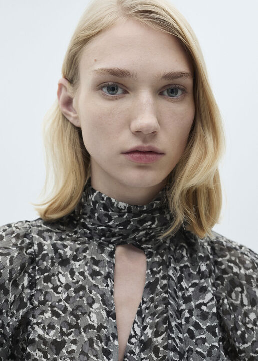 Leopard-print blouse with collar an