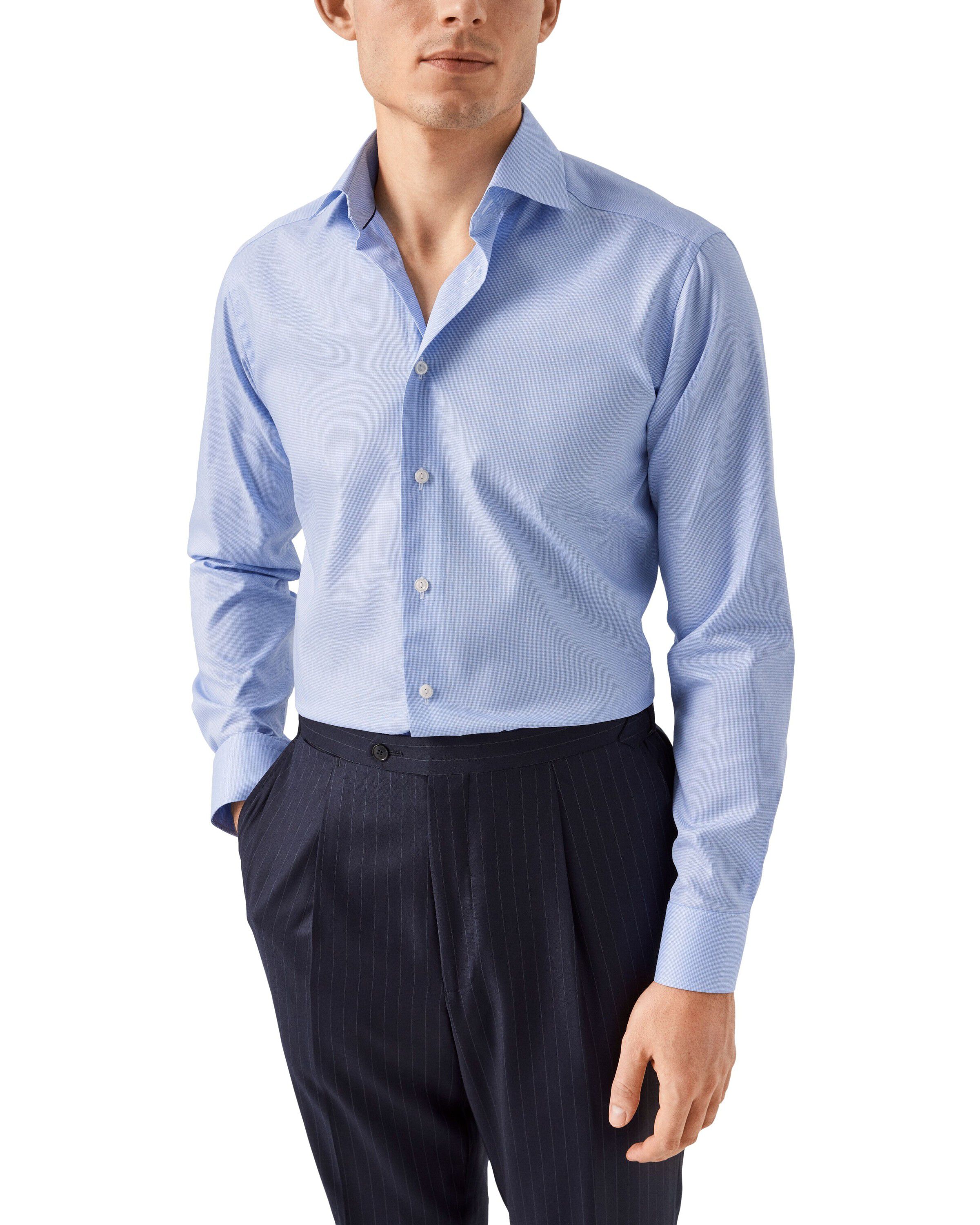 Ljusbl&aring; hundtandsm&ouml;nstrad skjorta