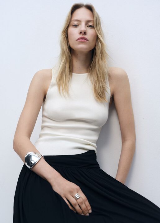 Sleeveless fitted knitted top