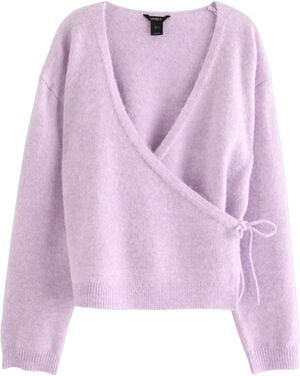 Myk, strikket sl&aring;-om-kofte med bind