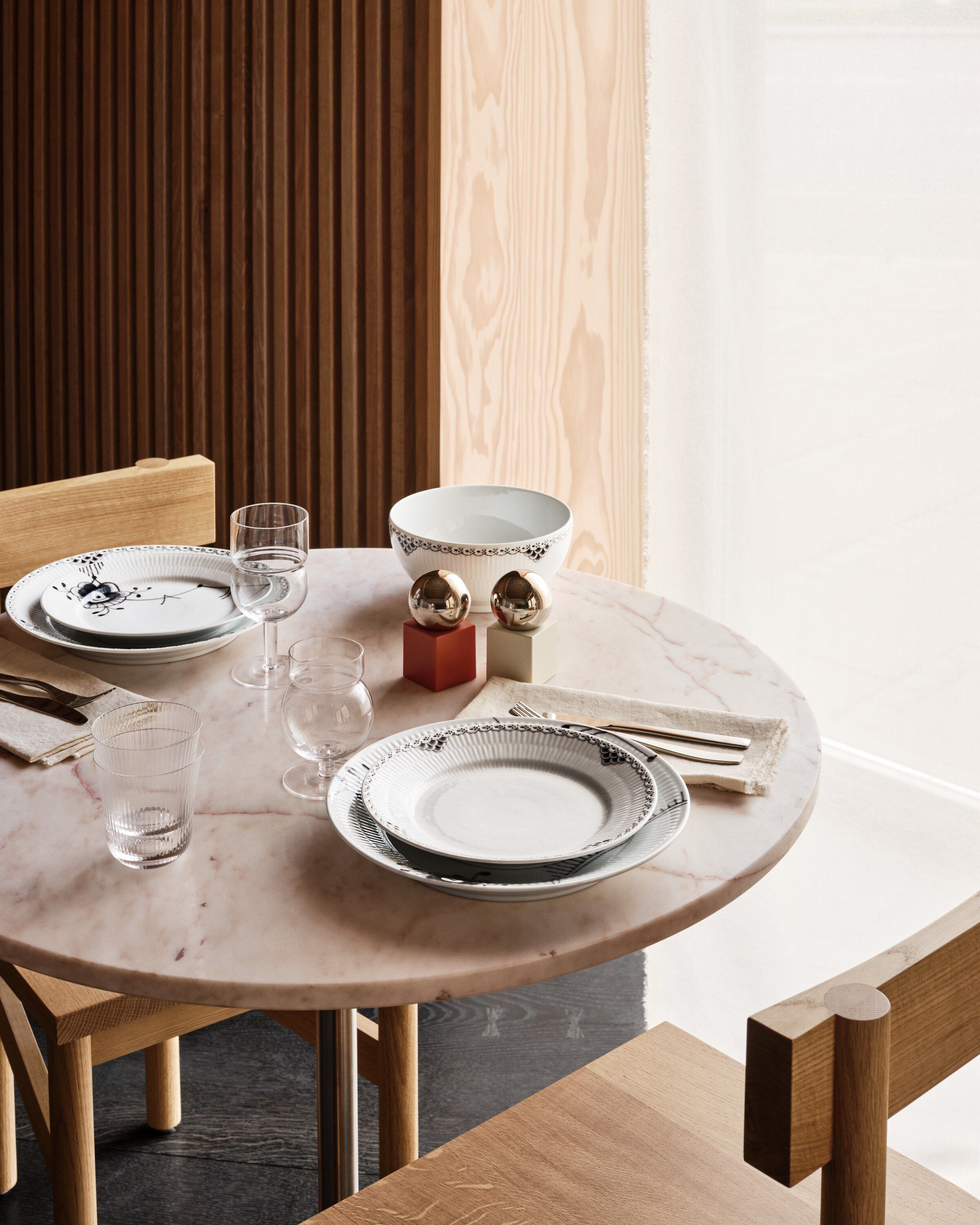 Black Fluted Mega 27 cm tallrik dekor nr. 2