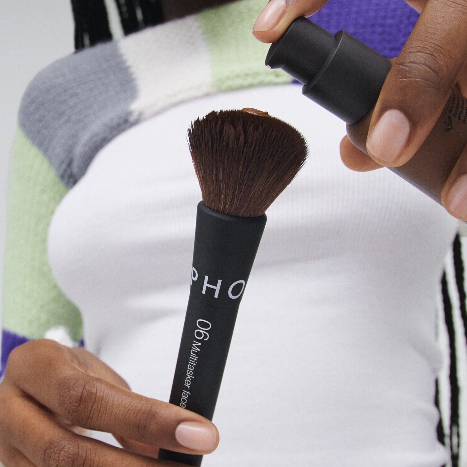 06 Multitasker face brush - Intuitiv applicering med perfekt finish