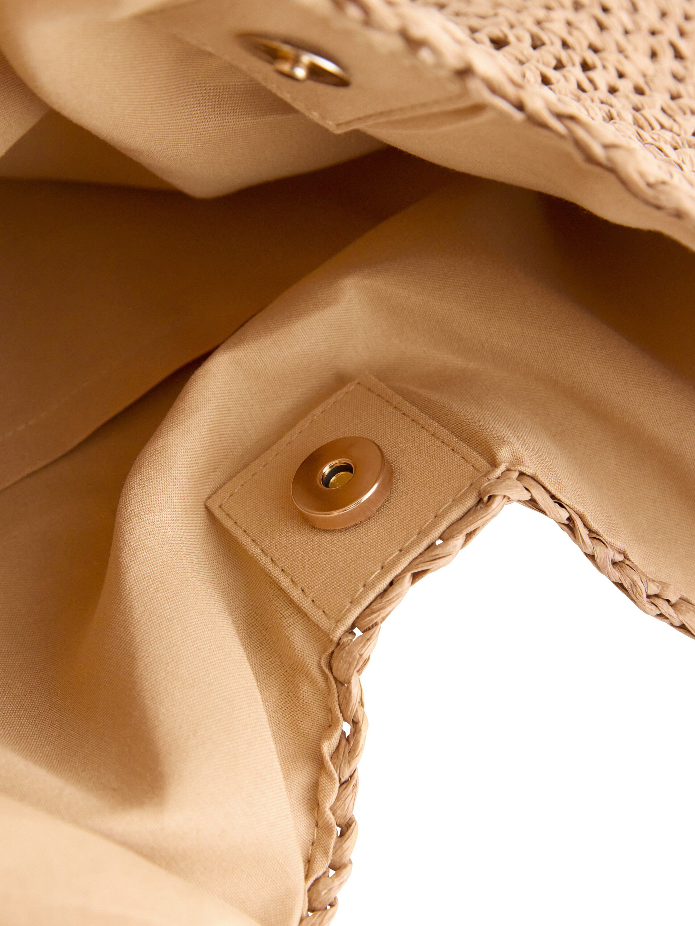 Medium sized straw bag with shoulde