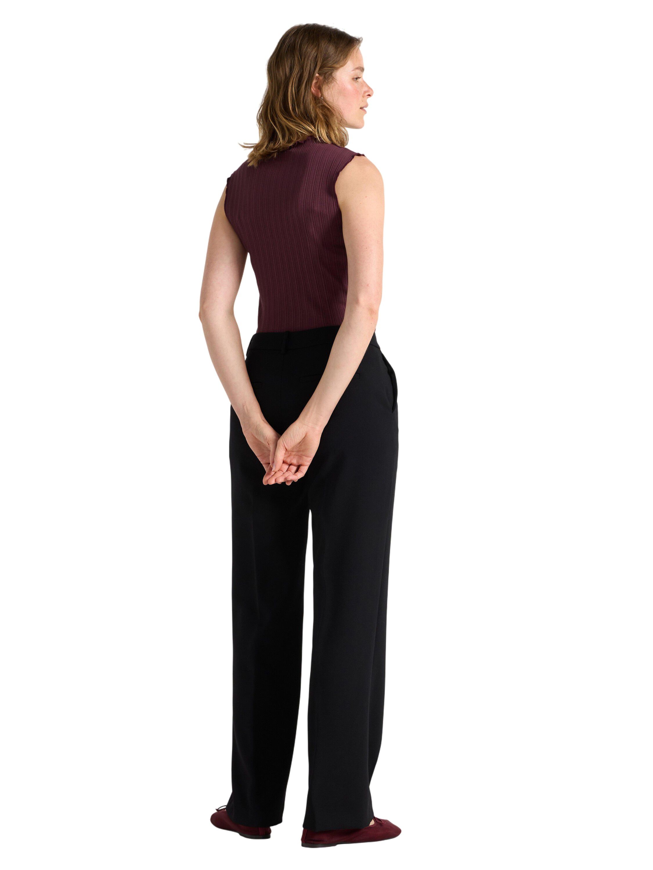 Stylish trousers with a straight fi