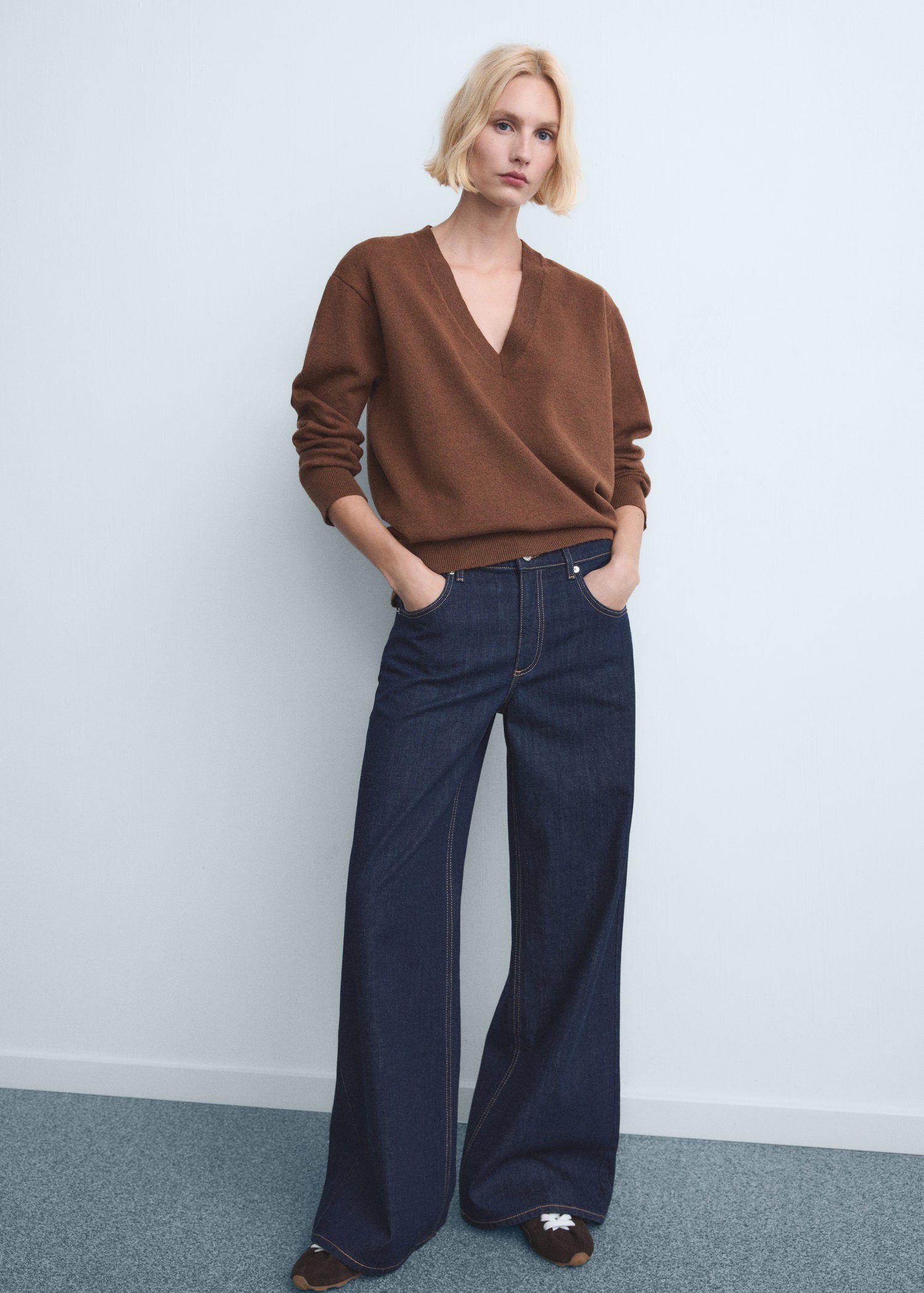 Low-rise wide-leg jeans