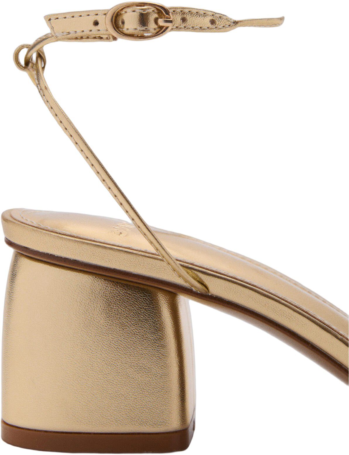 Heeled sandal with crossed straps